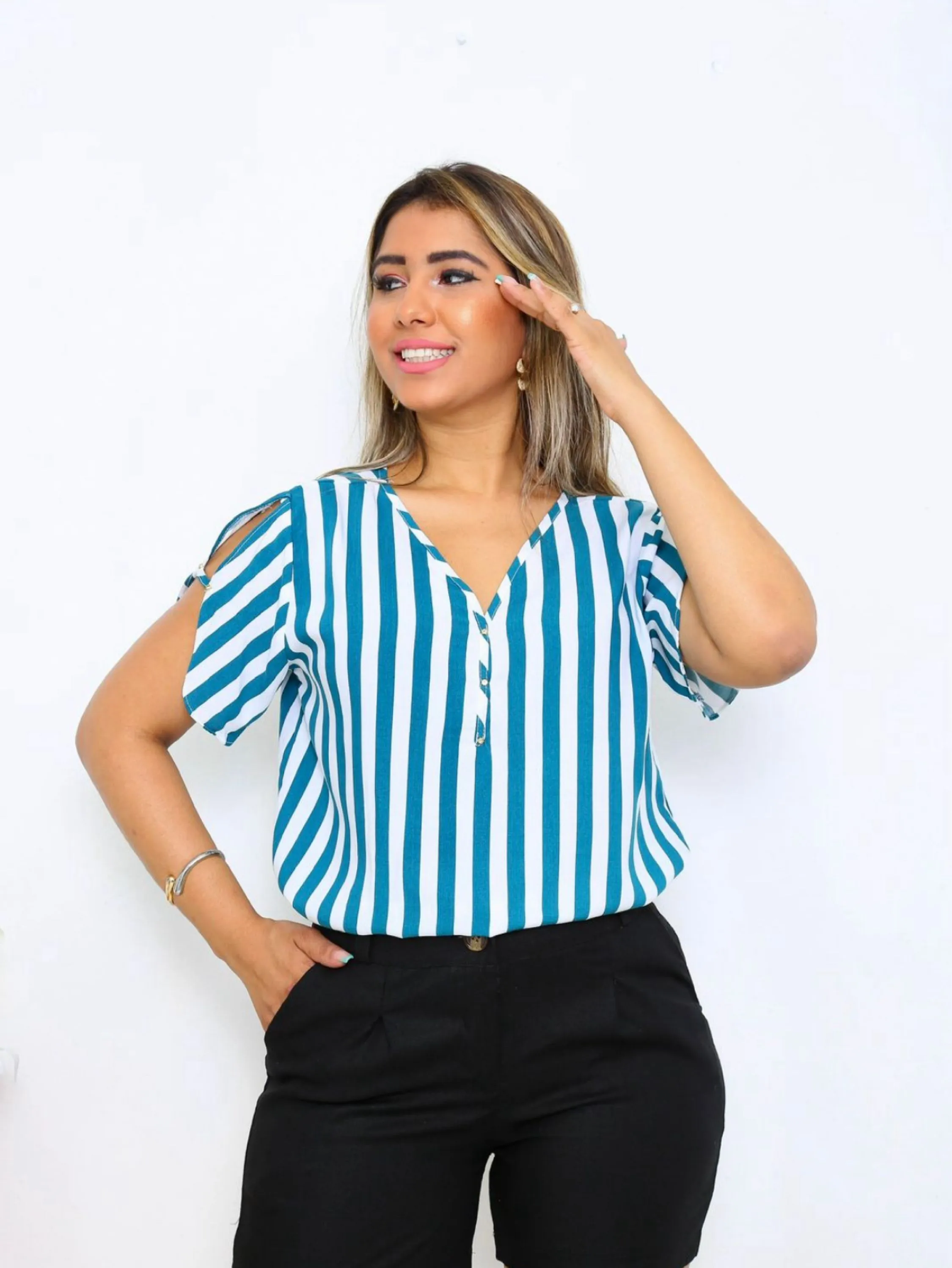 Blusa femenina estampada manga curta de tecidos gola v