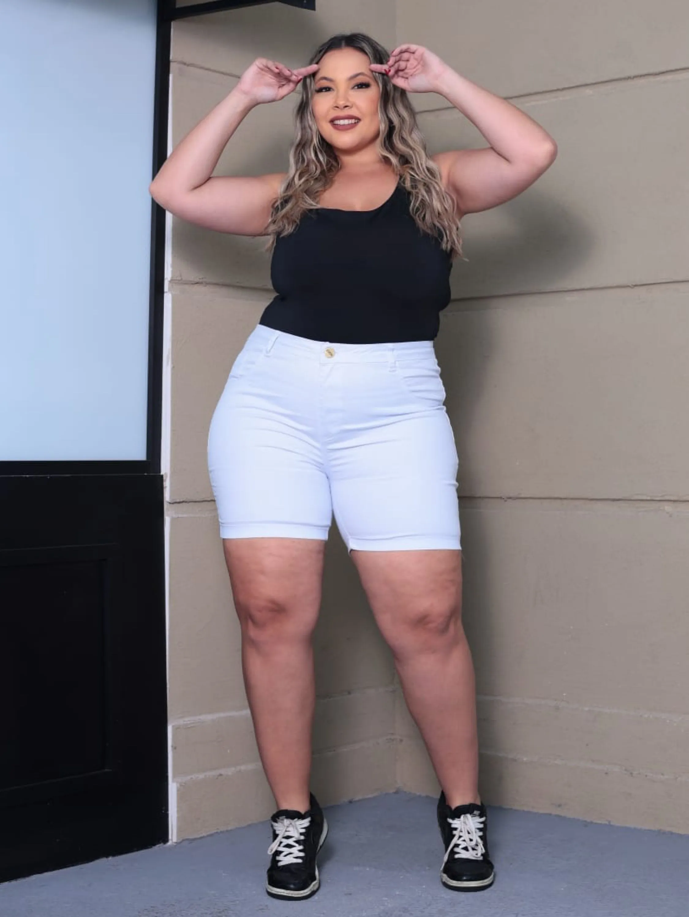 Short plus size jeans branco com elastano cintura alta