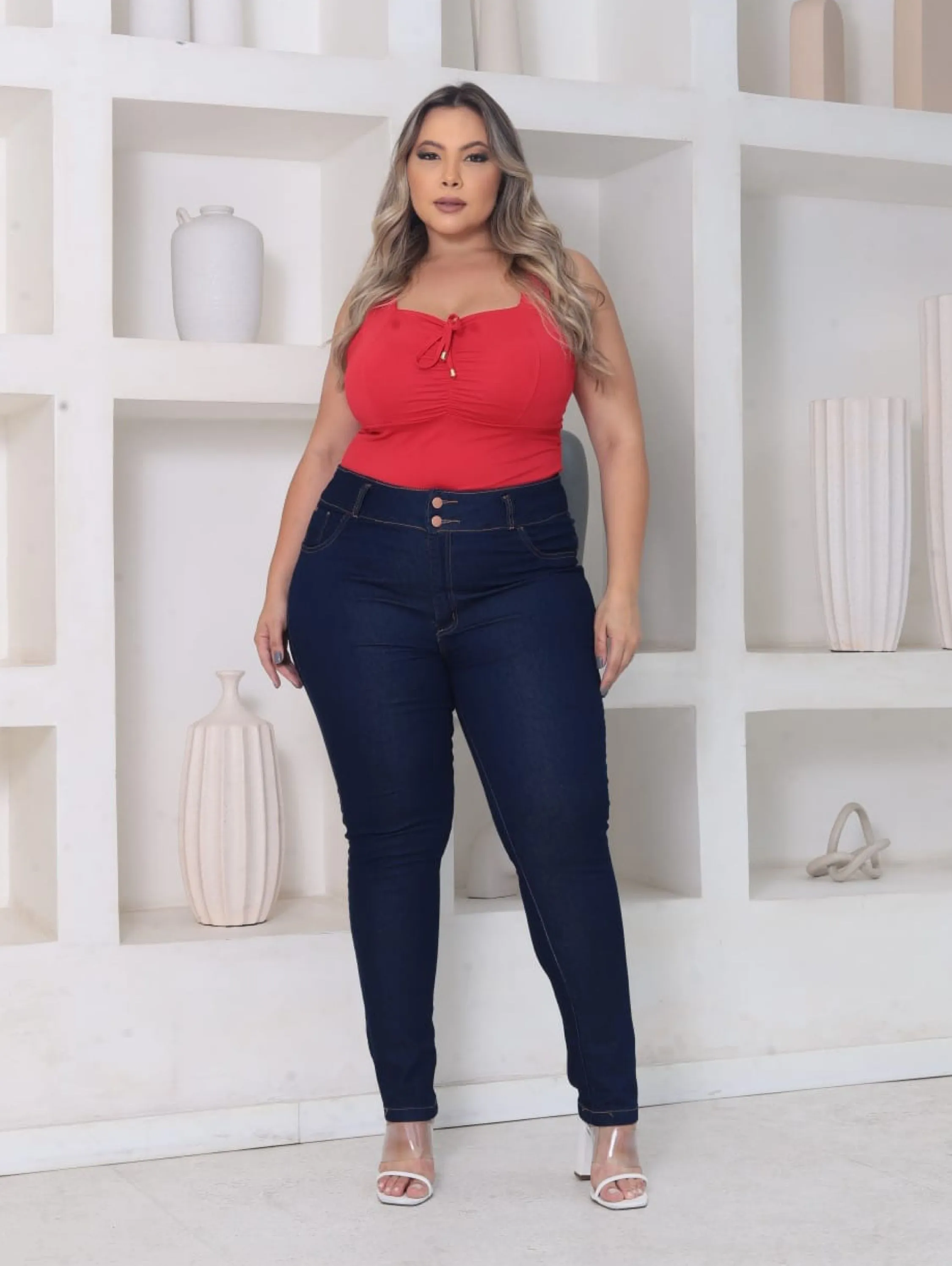 Calça jeans plus size com elastano com  zíper  atrás