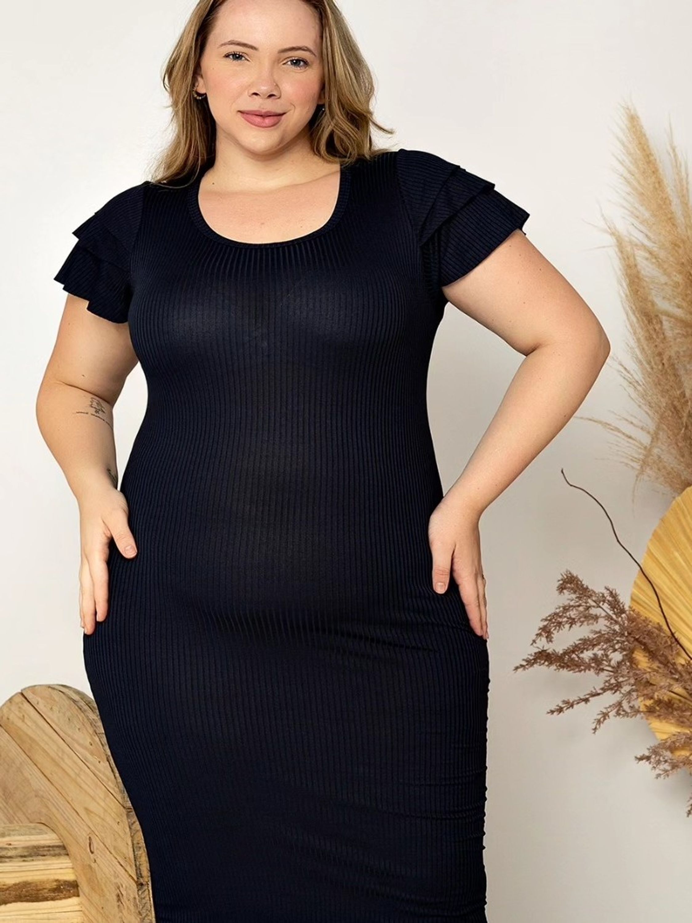 
Vestido Midi Manga Babado Plus Size e Normal 
Super confortável ideal para o dia a dia
Tecido : Malha canelada 92% poliester e  8%elastano
ótima elasticidade e qualidade
-Rápida secagem
-Não precisa passar
-Não cria bolinha
Tamanho : ExG 42,46
Cores : Variadas.

OBS : Envio em ate 24 horas após a confirmação de pagamento.