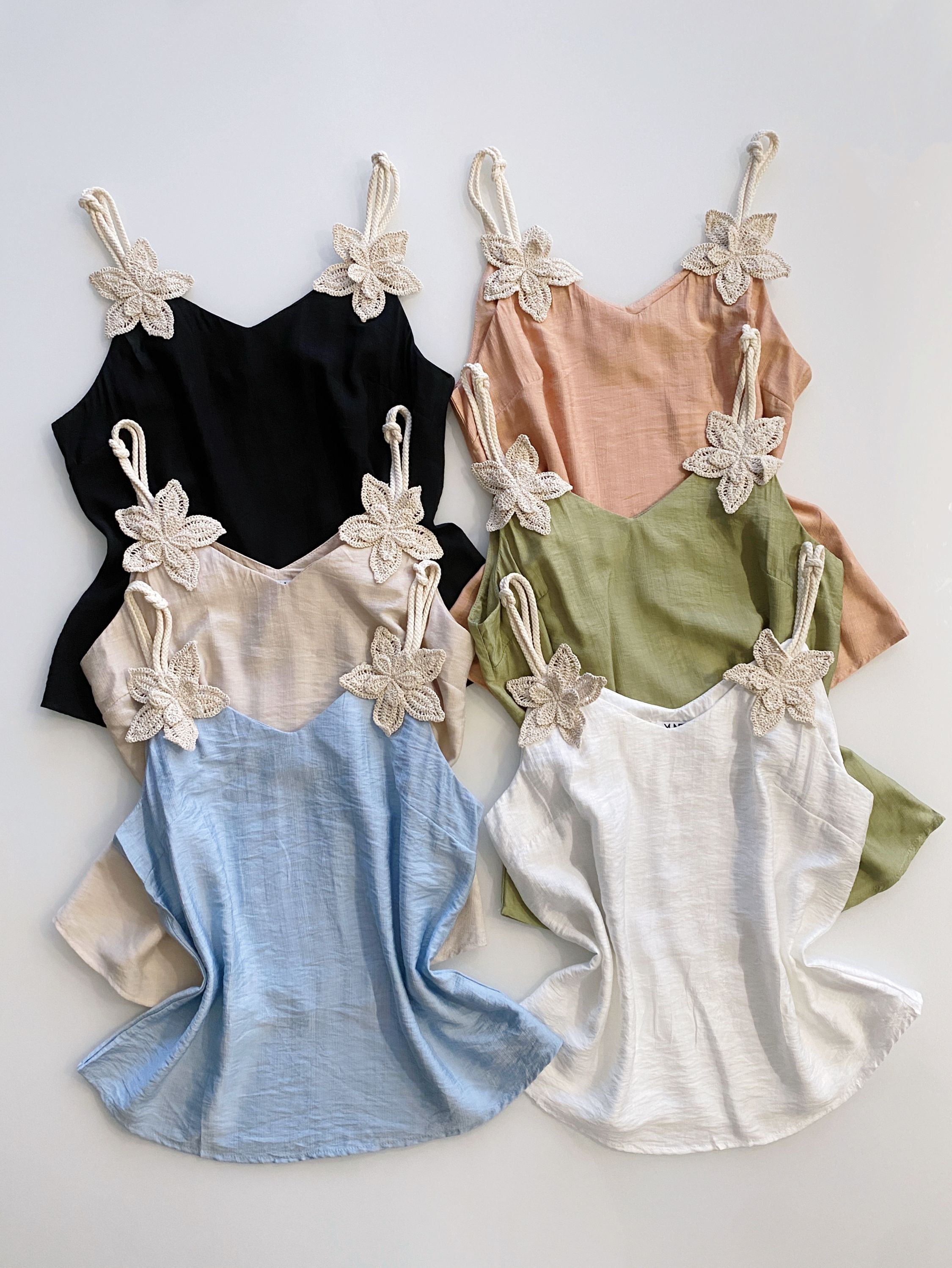 68021# Regata linho cetim com flor Isabella moda