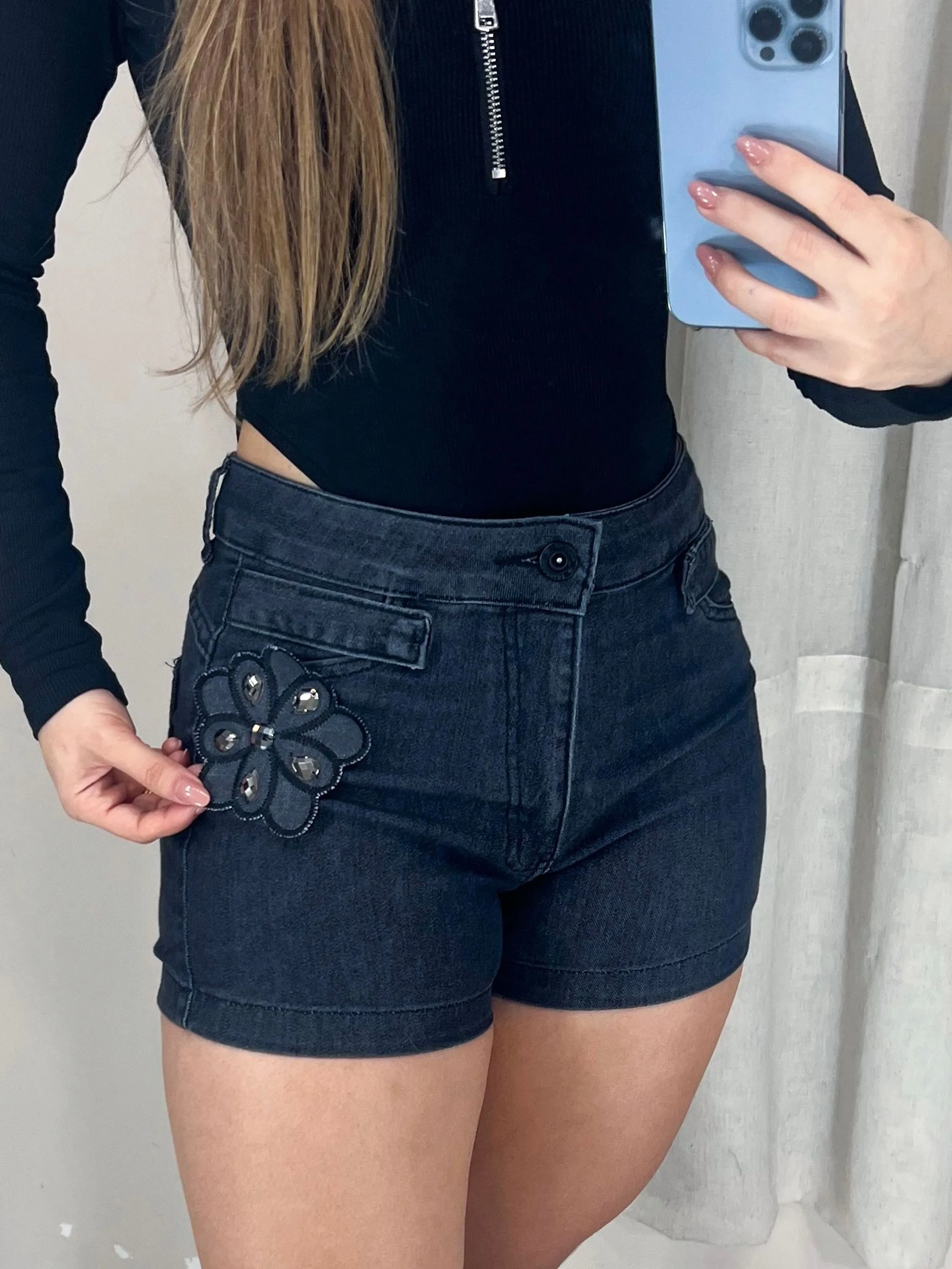 Short jeans Lycra - Aplicação de Flor Frontal-13232
