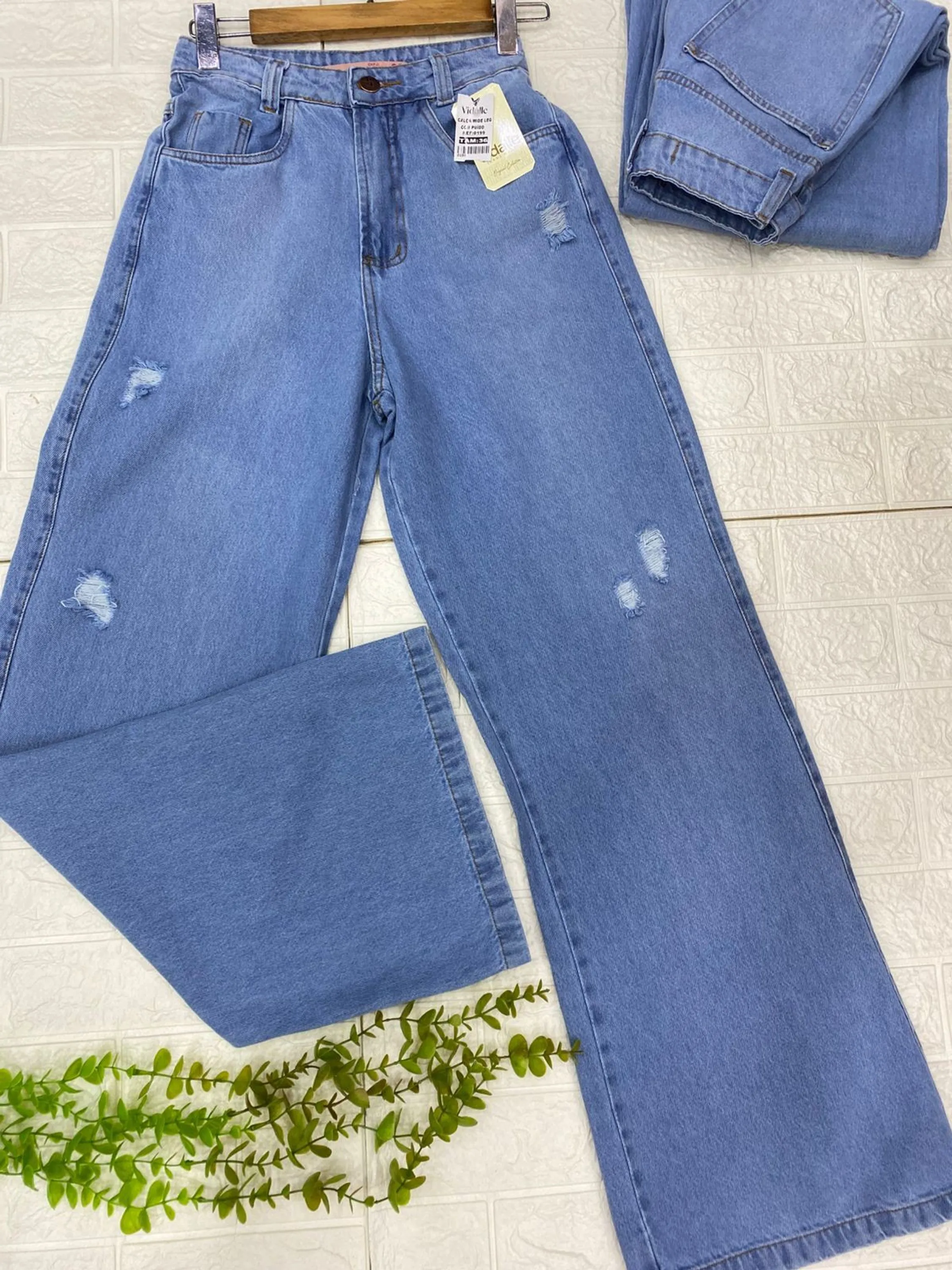 Calça jeans wedLeg fem detalhe rasgado