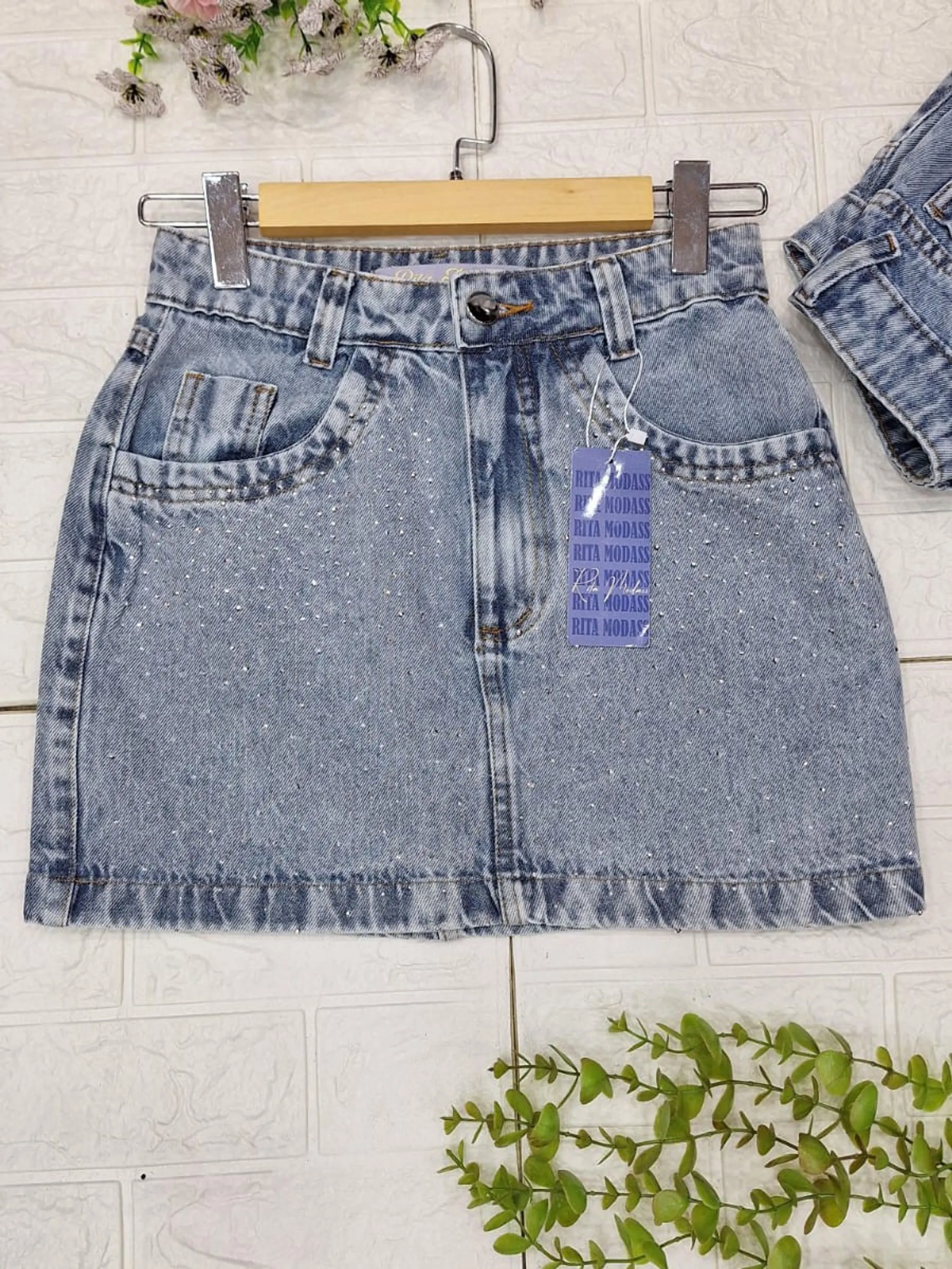 Saia jeans curta, brilho marmorizado claro