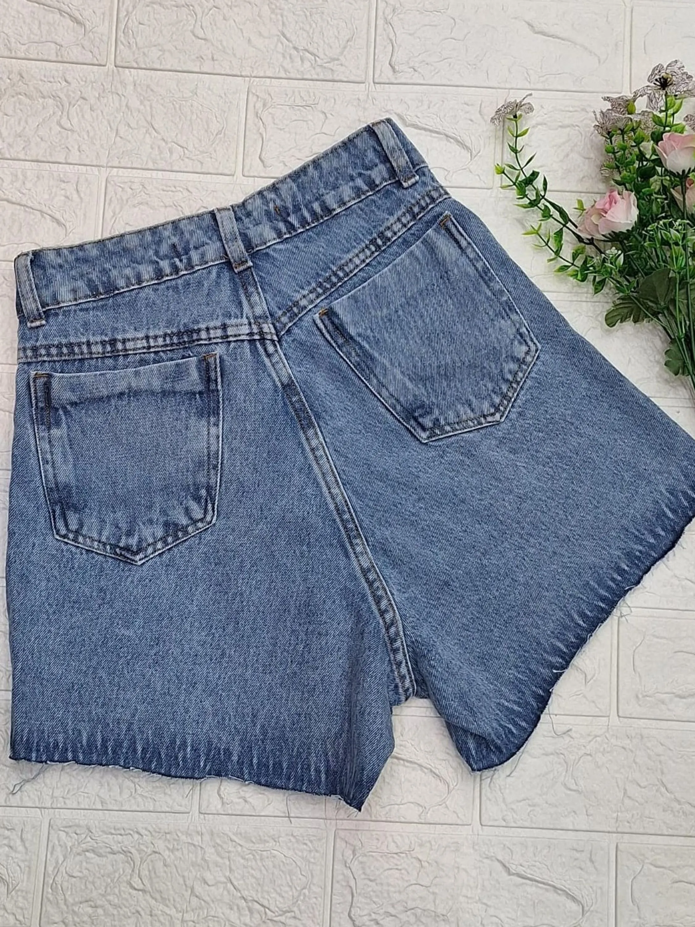Shorts jeans femenino marmorizado azul sem barra
