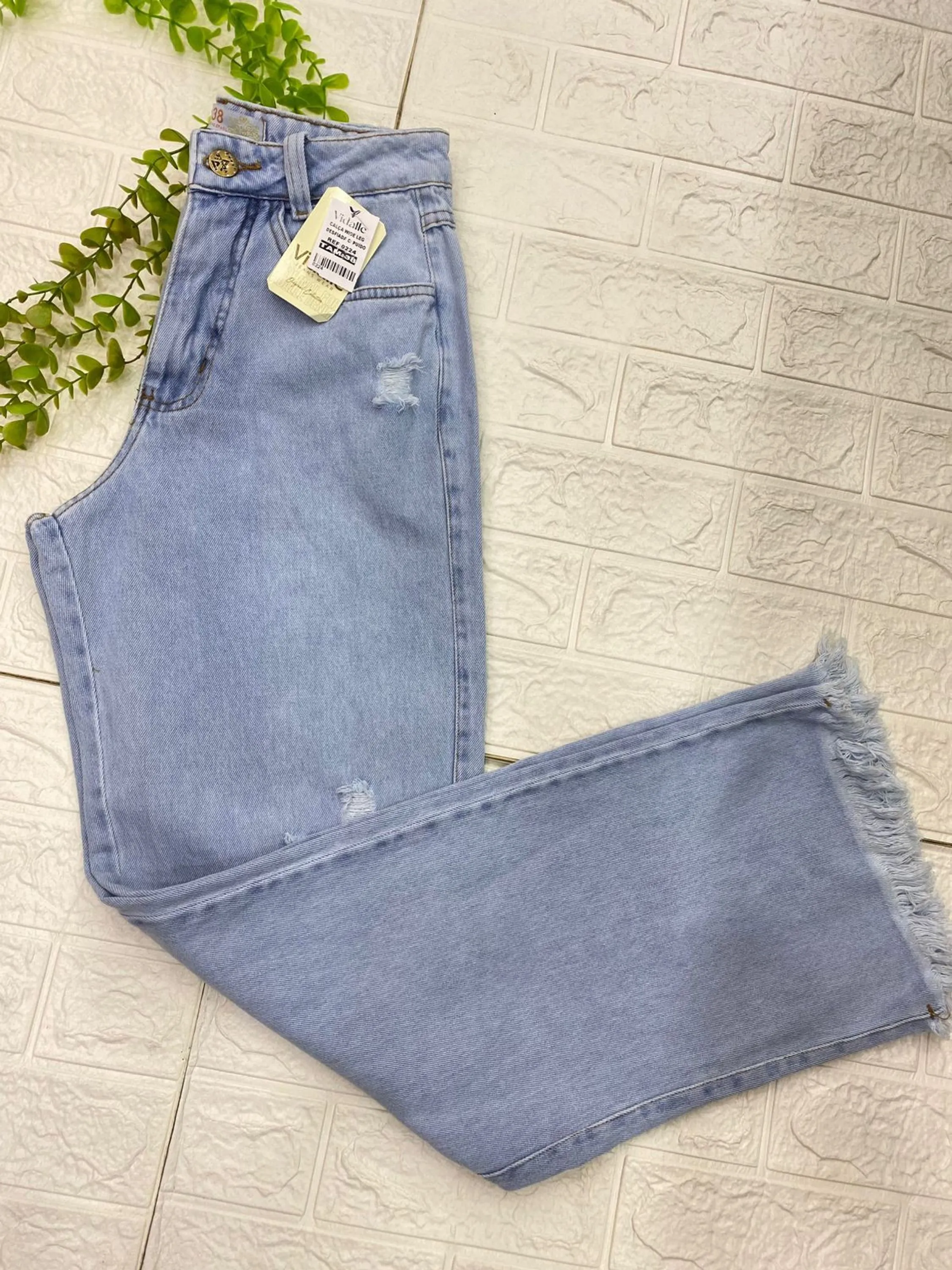 Calça fem  wed Leg barra desfiada detalhe rasgado