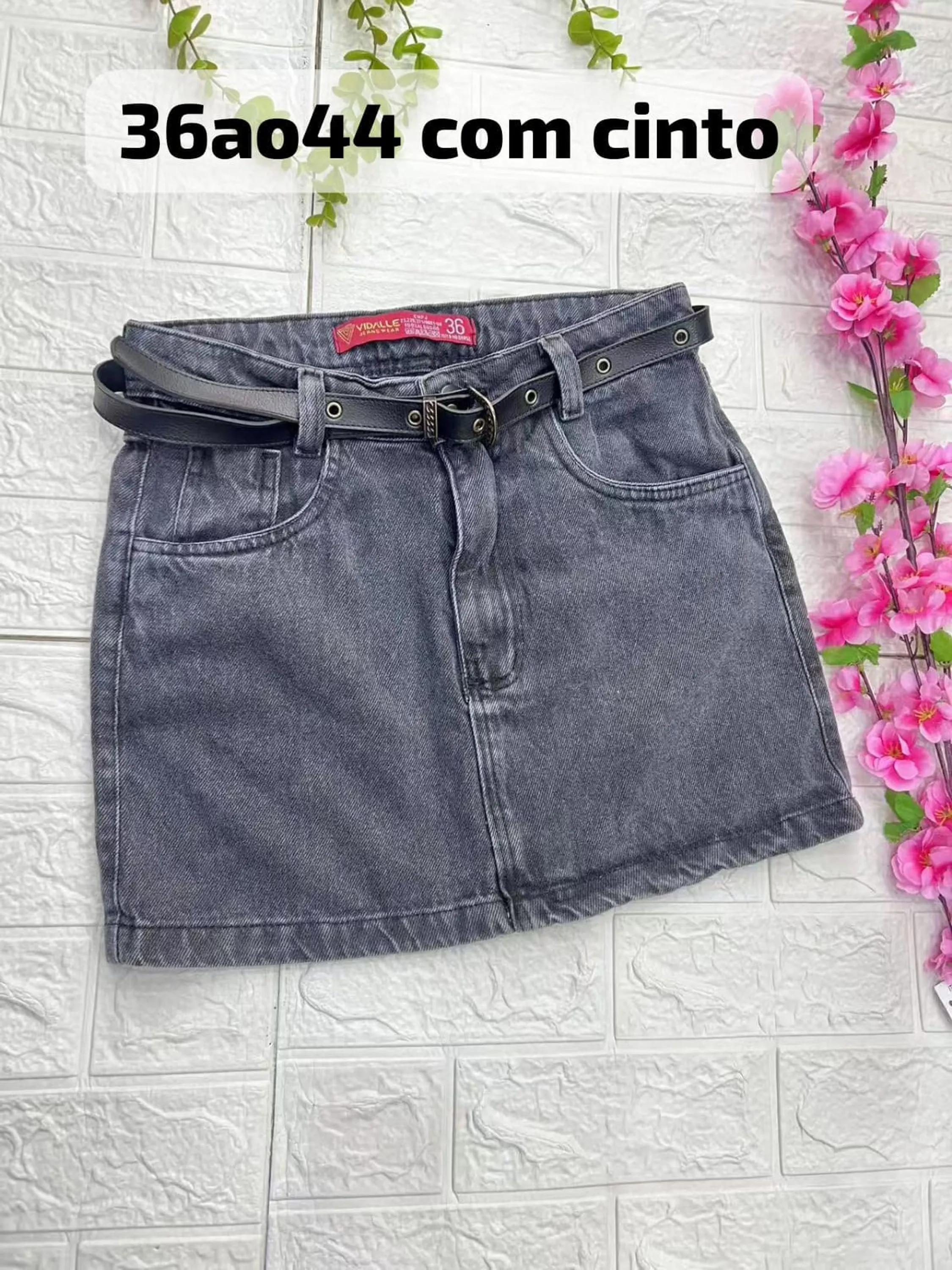 Saía jeans curta cinza grafite com cinto