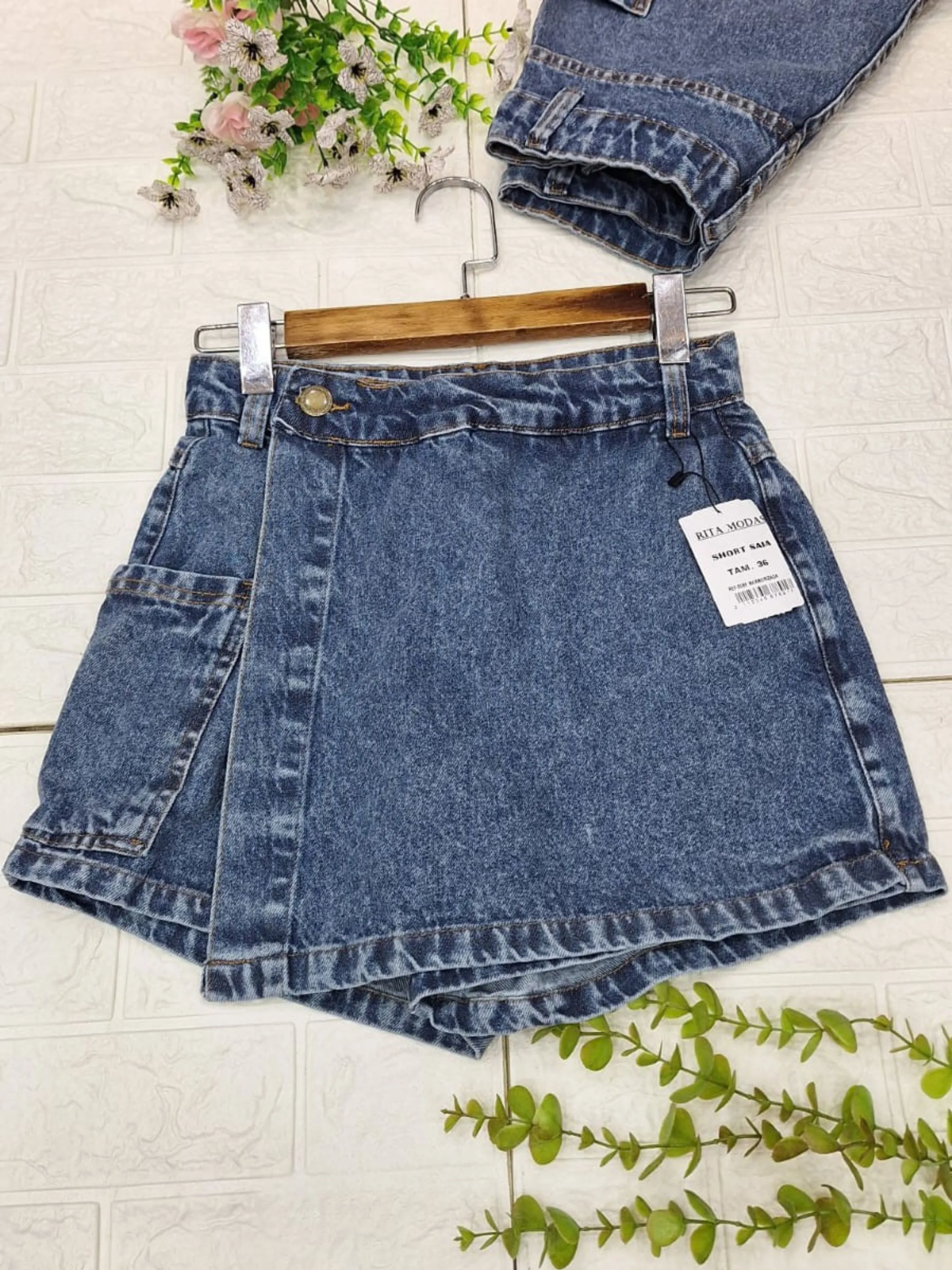 Shorts saia jeans com bolso Lateral