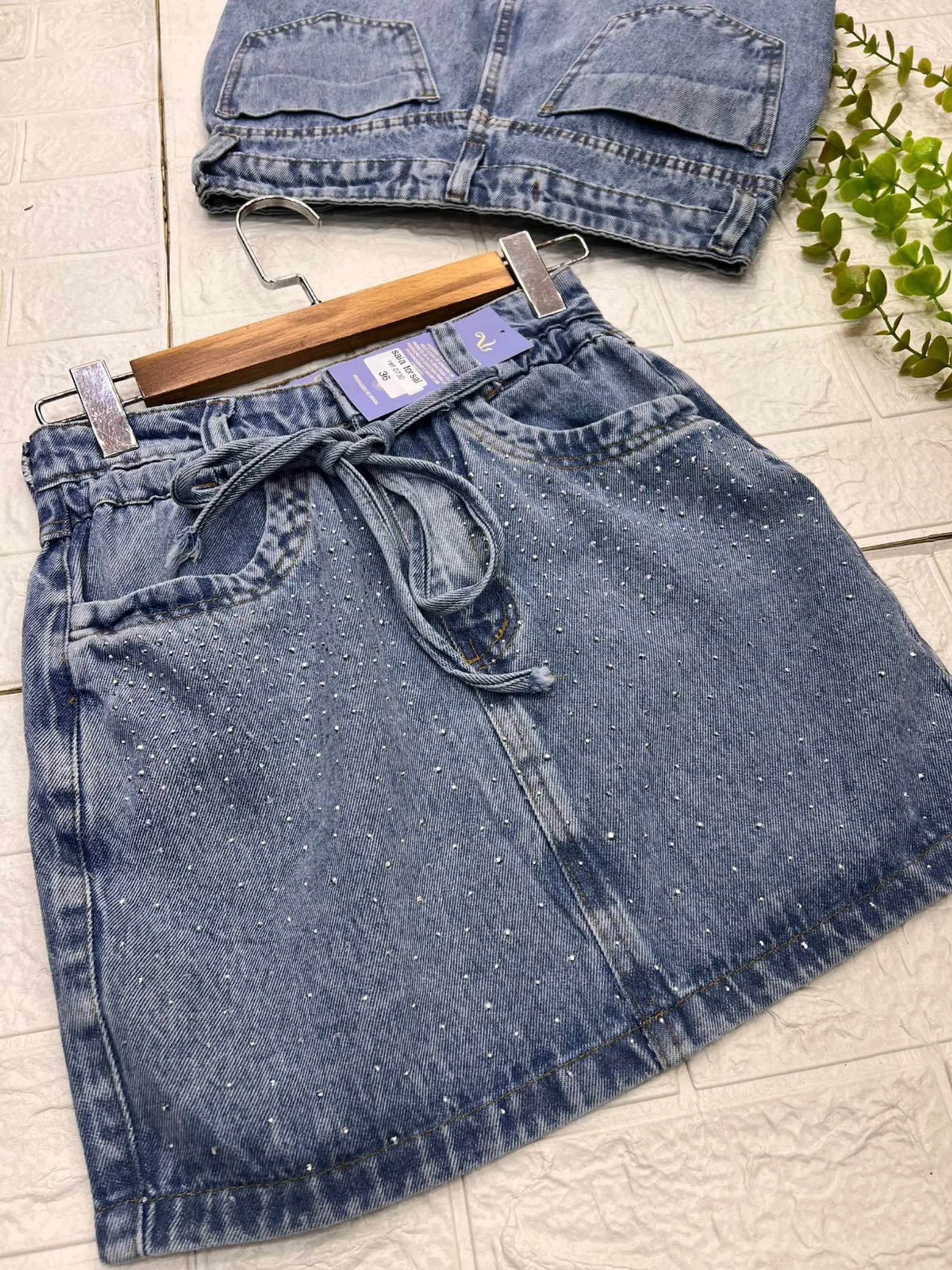 Saia jeans curta brilho com cintinho