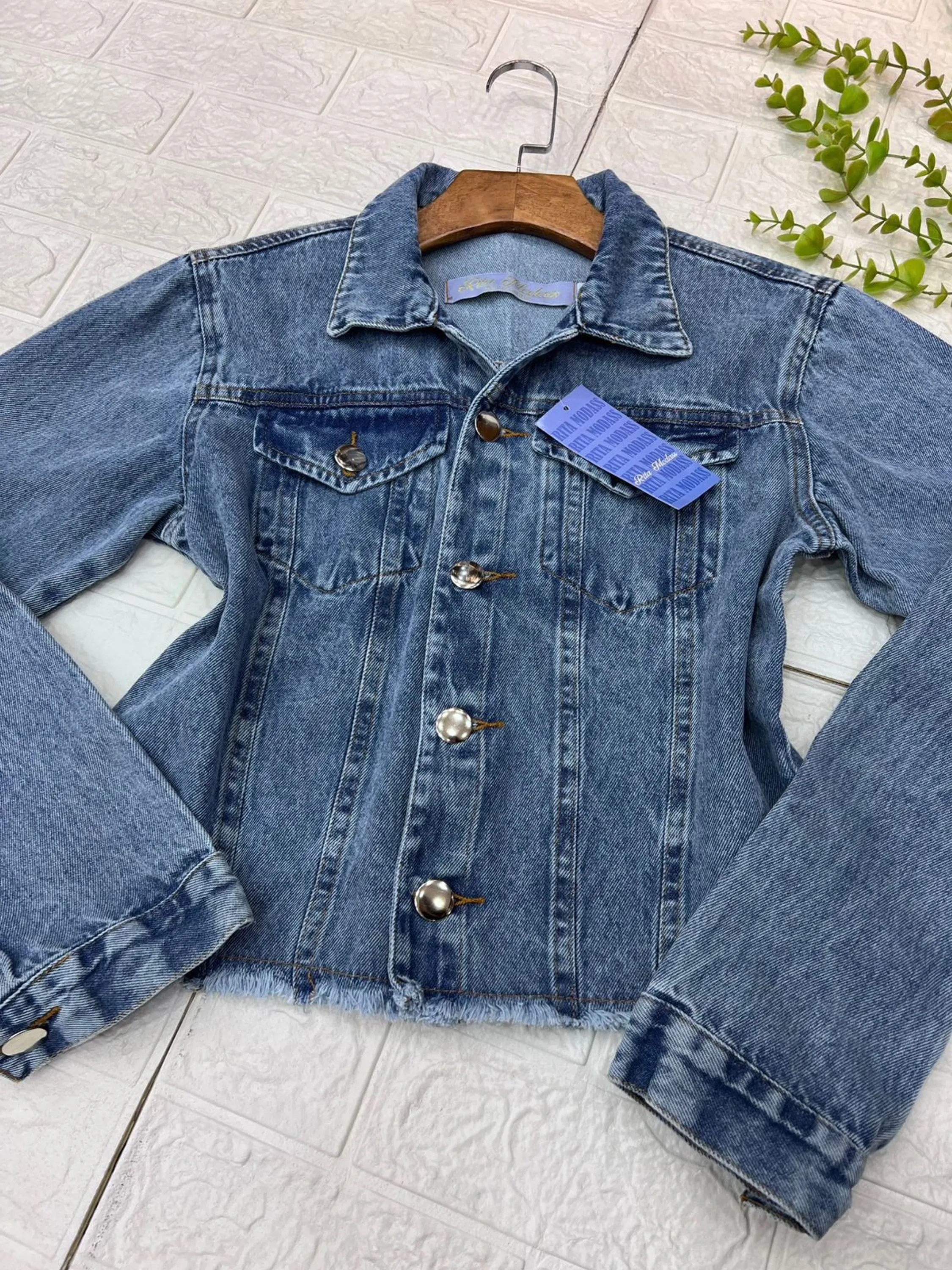 Jaqueta jeans femenino barra desfiada azul marmorizado