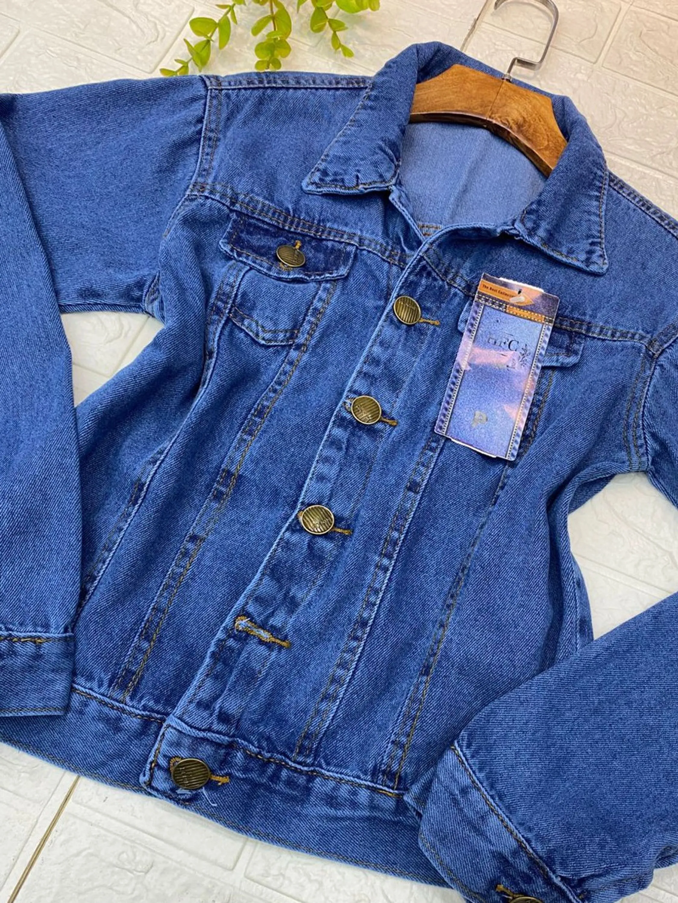 Jaqueta jeans fem azul medio liso