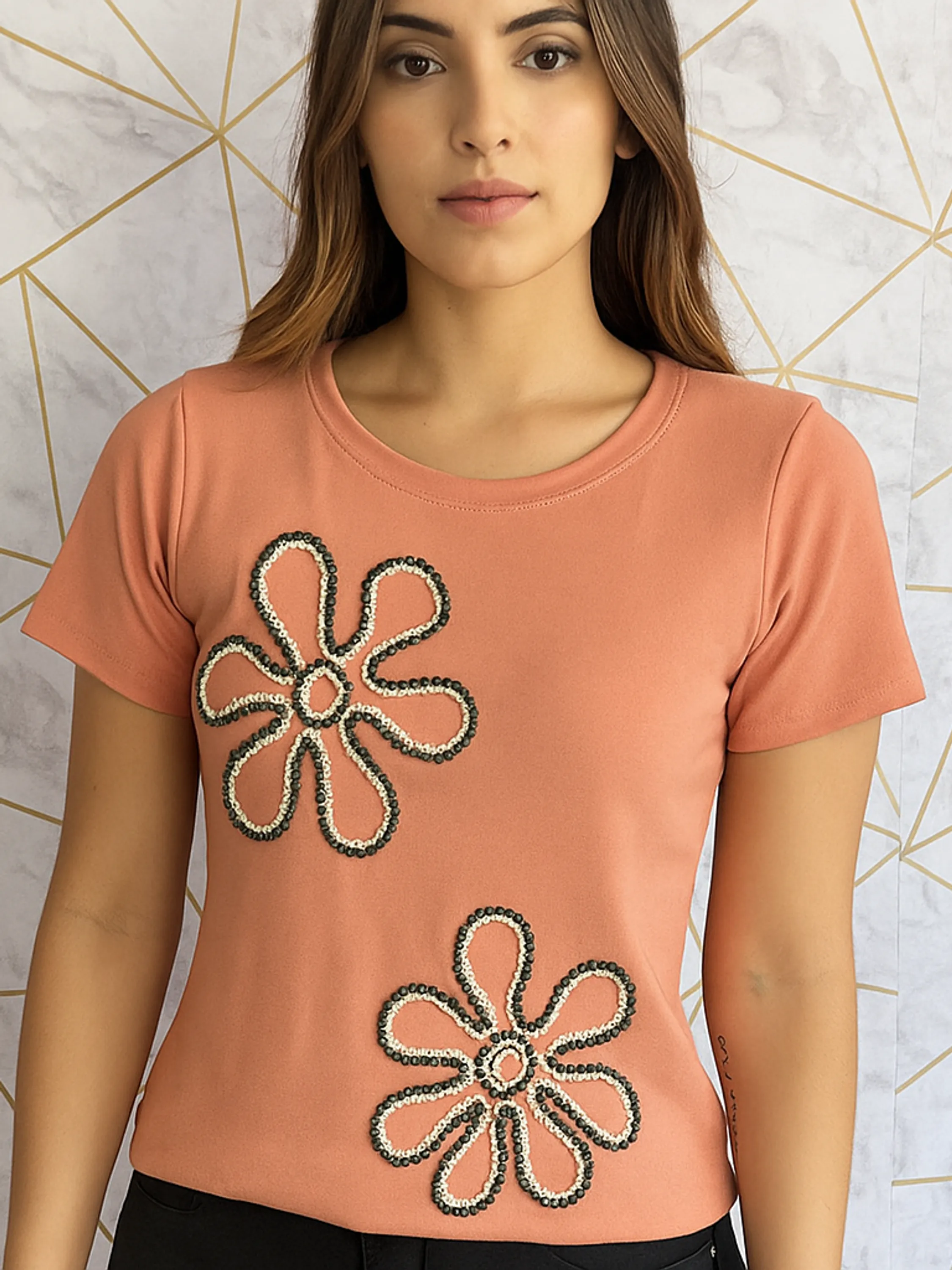Blusa T-shirt Importada Floral Bordada em Algodão Feminina