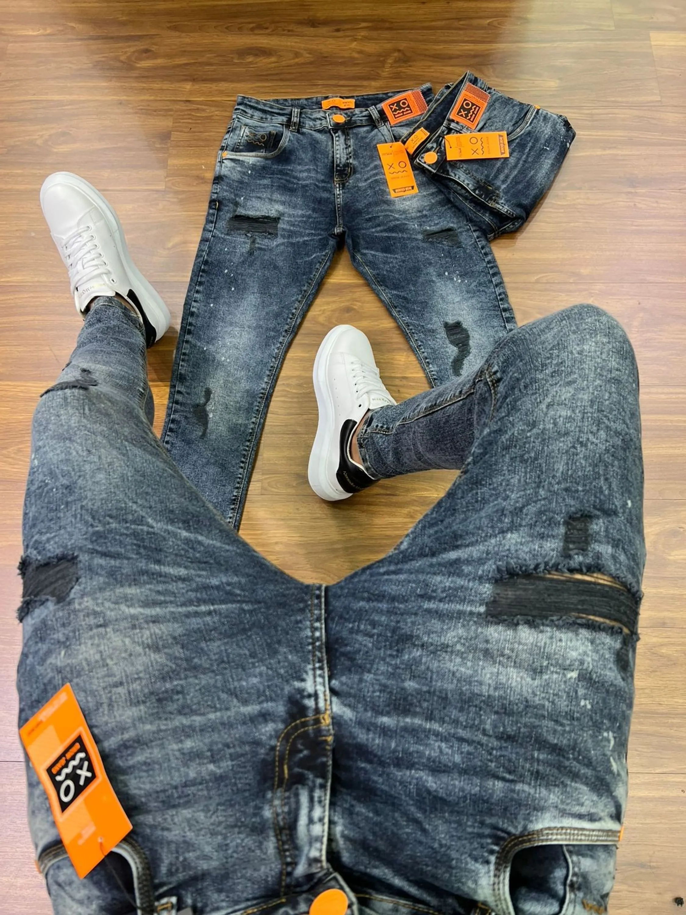 Calça Jogador Jeans Prêmio com Elastano, a escolha perfeita para homens que buscam aliar conforto, estilo e flexibilidade. Feita com denim premium e uma dose generosa de elastano, esta calça oferece um ajuste excepcional que se adapta aos seus movimentos, proporcionando máxima liberdade e conforto. Com um design moderno e detalhes sofisticados, é ideal para quem deseja um visual elegante e casual para qualquer ocasião.  Elasticidade e Conforto: A mistura de denim premium com elastano garante uma calça que se ajusta ao corpo sem restringir os movimentos, oferecendo conforto inigualável durante todo o dia.  Estilo Versátil: O corte moderno e ajustado faz desta calça a escolha perfeita para combinar com camisetas, camisas ou blazers, permitindo transitar facilmente entre o casual e o sofisticado.  Detalhes de Alta Qualidade: Acabamentos refinados, costuras reforçadas e bolsos funcionais conferem um toque de elegância e praticidade, fazendo desta calça uma peça essencial no seu guarda-roupa.  Durabilidade Premium: Feita com materiais de alta qualidade que garantem resistência ao uso diário, mantendo a forma e o estilo impecáveis por muito mais tempo.  Adicione a calça Jogador Jeans Prêmio com Elastano ao seu carrinho agora e experimente o conforto e a elegância que você merece