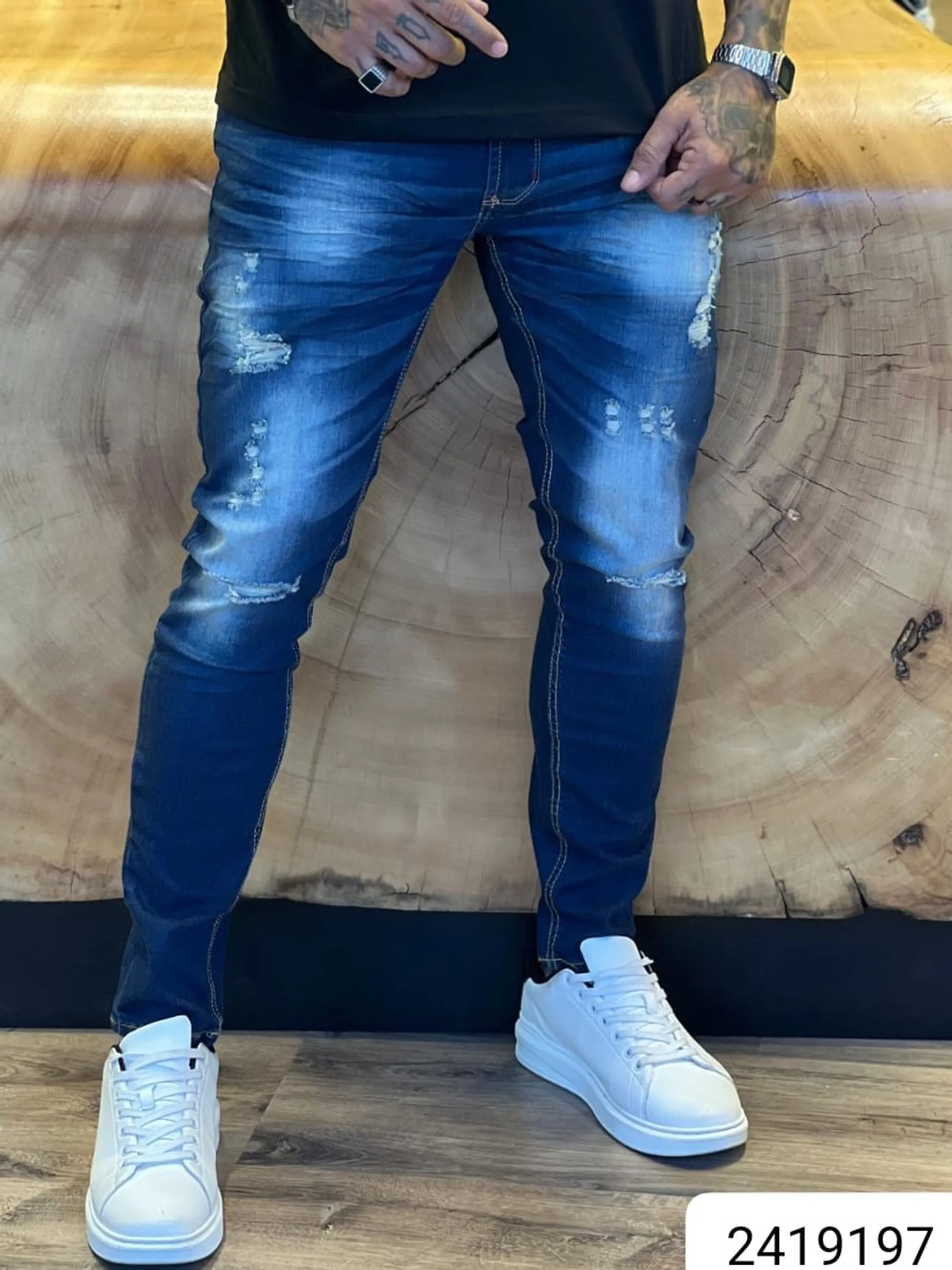 Calça Jogador Jeans Prêmio com Elastano, a escolha perfeita para homens que buscam aliar conforto, estilo e flexibilidade. Feita com denim premium e uma dose generosa de elastano, esta calça oferece um ajuste excepcional que se adapta aos seus movimentos, proporcionando máxima liberdade e conforto. Com um design moderno e detalhes sofisticados, é ideal para quem deseja um visual elegante e casual para qualquer ocasião.  Elasticidade e Conforto: A mistura de denim premium com elastano garante uma calça que se ajusta ao corpo sem restringir os movimentos, oferecendo conforto inigualável durante todo o dia.  Estilo Versátil: O corte moderno e ajustado faz desta calça a escolha perfeita para combinar com camisetas, camisas ou blazers, permitindo transitar facilmente entre o casual e o sofisticado.  Detalhes de Alta Qualidade: Acabamentos refinados, costuras reforçadas e bolsos funcionais conferem um toque de elegância e praticidade, fazendo desta calça uma peça essencial no seu guarda-roupa.  Durabilidade Premium: Feita com materiais de alta qualidade que garantem resistência ao uso diário, mantendo a forma e o estilo impecáveis por muito mais tempo.  Adicione a calça Jogador Jeans Prêmio com Elastano ao seu carrinho agora e experimente o conforto e a elegância que você merece