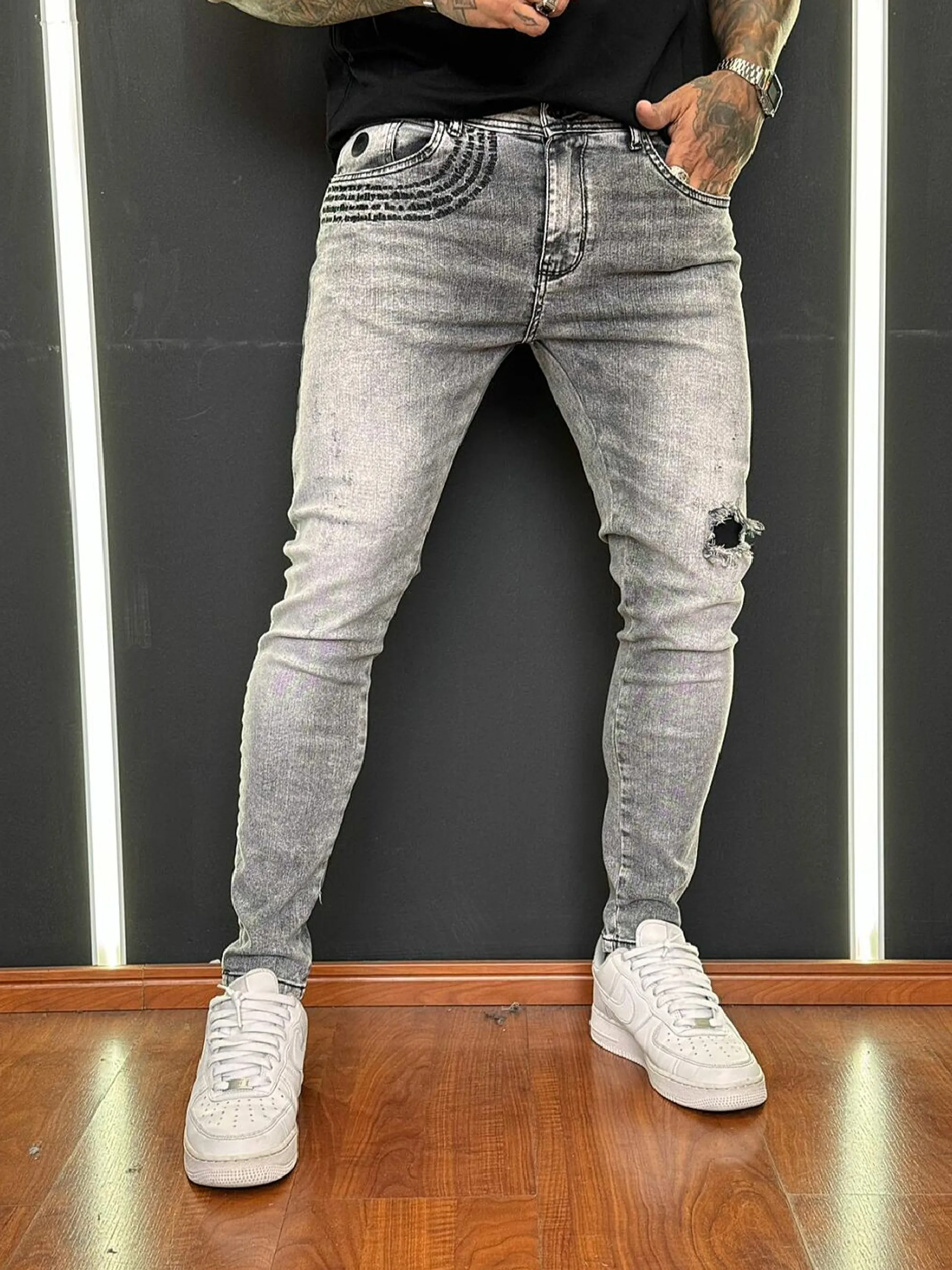 Calça Jogador Jeans Prêmio com Elastano, a escolha perfeita para homens que buscam aliar conforto, estilo e flexibilidade. Feita com denim premium e uma dose generosa de elastano, esta calça oferece um ajuste excepcional que se adapta aos seus movimentos, proporcionando máxima liberdade e conforto. Com um design moderno e detalhes sofisticados, é ideal para quem deseja um visual elegante e casual para qualquer ocasião.  Elasticidade e Conforto: A mistura de denim premium com elastano garante uma calça que se ajusta ao corpo sem restringir os movimentos, oferecendo conforto inigualável durante todo o dia.  Estilo Versátil: O corte moderno e ajustado faz desta calça a escolha perfeita para combinar com camisetas, camisas ou blazers, permitindo transitar facilmente entre o casual e o sofisticado.  Detalhes de Alta Qualidade: Acabamentos refinados, costuras reforçadas e bolsos funcionais conferem um toque de elegância e praticidade, fazendo desta calça uma peça essencial no seu guarda-roupa.  Durabilidade Premium: Feita com materiais de alta qualidade que garantem resistência ao uso diário, mantendo a forma e o estilo impecáveis por muito mais tempo.  Adicione a calça Jogador Jeans Prêmio com Elastano ao seu carrinho agora e experimente o conforto e a elegância que você merece