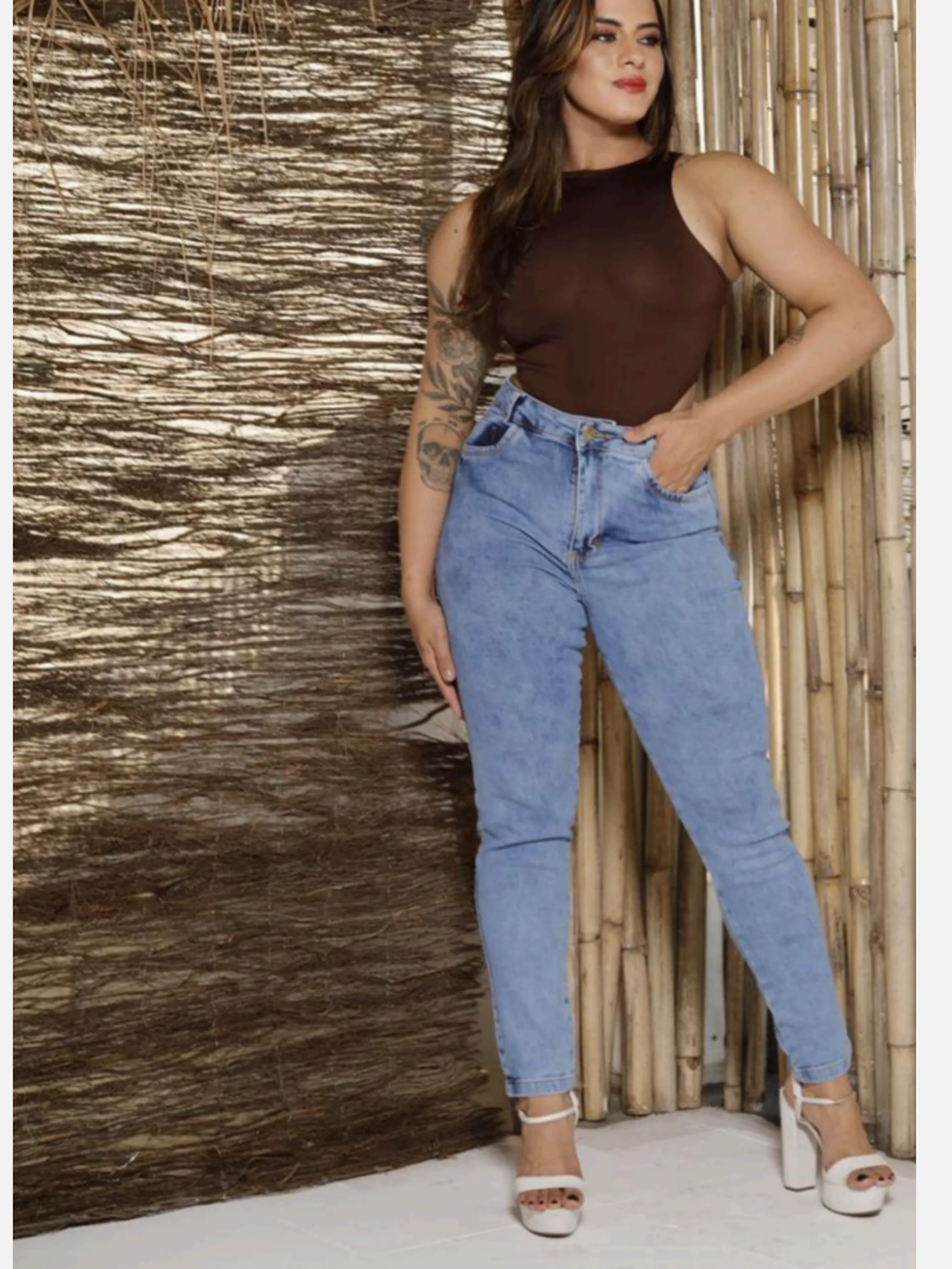 Mom jeans   feminina, exclusividade do tamanho 36 ao 44,  Premium de alta qualidade !!! faça já o seu pedido. A calça mom é confeccionada para valorizar a mulher, composição 1%elastano 98%algodao 1% poliéster