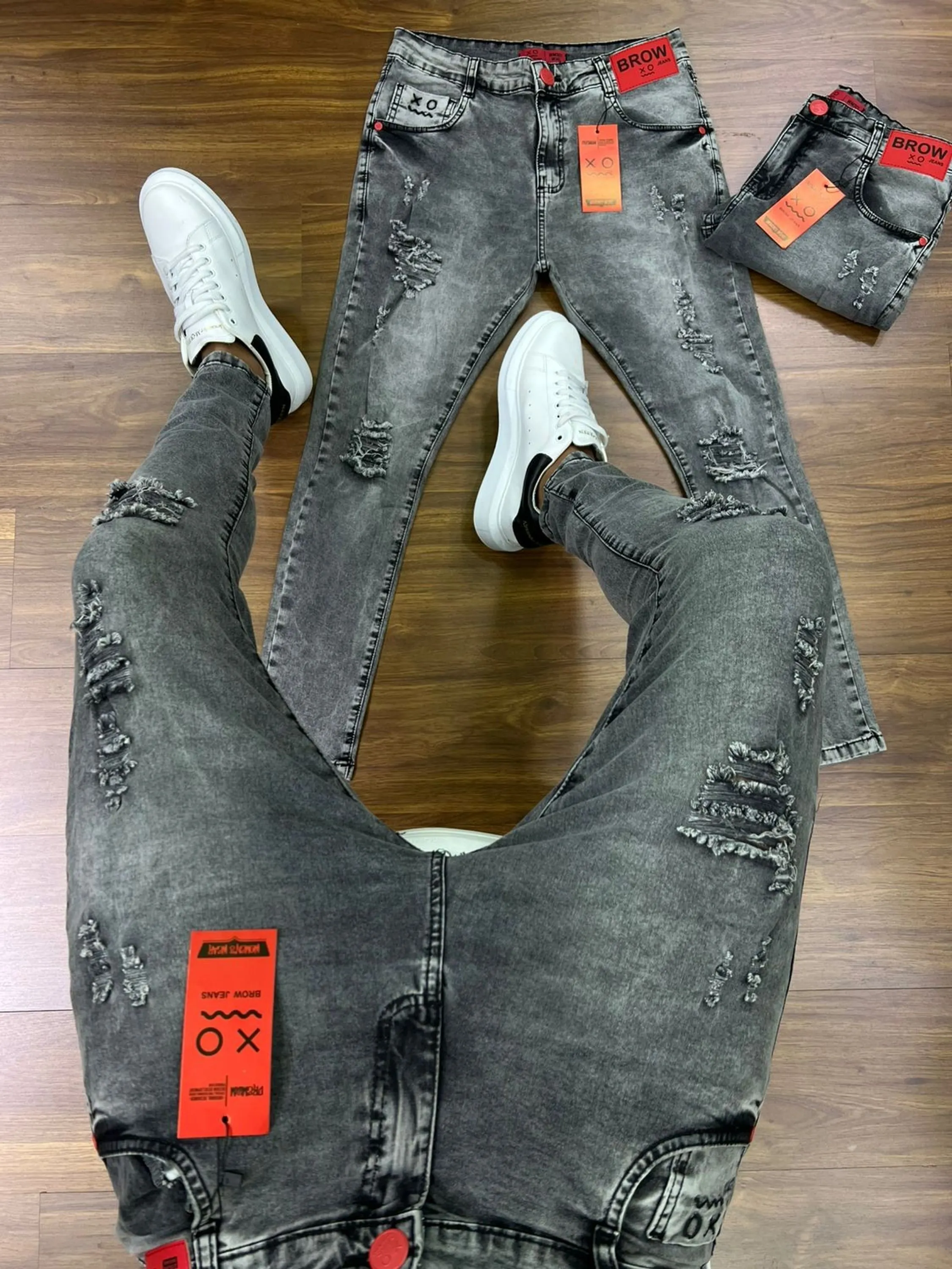 Calça Jogador Jeans Prêmio com Elastano, a escolha perfeita para homens que buscam aliar conforto, estilo e flexibilidade. Feita com denim premium e uma dose generosa de elastano, esta calça oferece um ajuste excepcional que se adapta aos seus movimentos, proporcionando máxima liberdade e conforto. Com um design moderno e detalhes sofisticados, é ideal para quem deseja um visual elegante e casual para qualquer ocasião.  Elasticidade e Conforto: A mistura de denim premium com elastano garante uma calça que se ajusta ao corpo sem restringir os movimentos, oferecendo conforto inigualável durante todo o dia.  Estilo Versátil: O corte moderno e ajustado faz desta calça a escolha perfeita para combinar com camisetas, camisas ou blazers, permitindo transitar facilmente entre o casual e o sofisticado.  Detalhes de Alta Qualidade: Acabamentos refinados, costuras reforçadas e bolsos funcionais conferem um toque de elegância e praticidade, fazendo desta calça uma peça essencial no seu guarda-roupa.  Durabilidade Premium: Feita com materiais de alta qualidade que garantem resistência ao uso diário, mantendo a forma e o estilo impecáveis por muito mais tempo.  Adicione a calça Jogador Jeans Prêmio com Elastano ao seu carrinho agora e experimente o conforto e a elegância que você merece