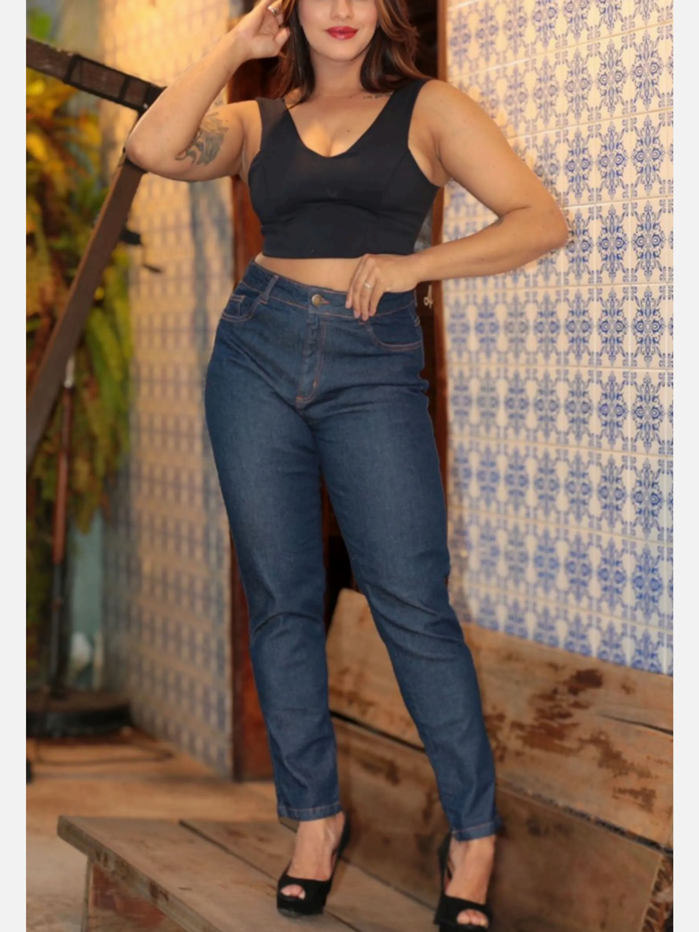 Mom jeans   feminina, exclusividade do tamanho 36 ao 44,  Premium de alta qualidade !!! faça já o seu pedido. A calça mom é confeccionada para valorizar a mulher, composição 1%elastano 98%algodao 1% poliéster