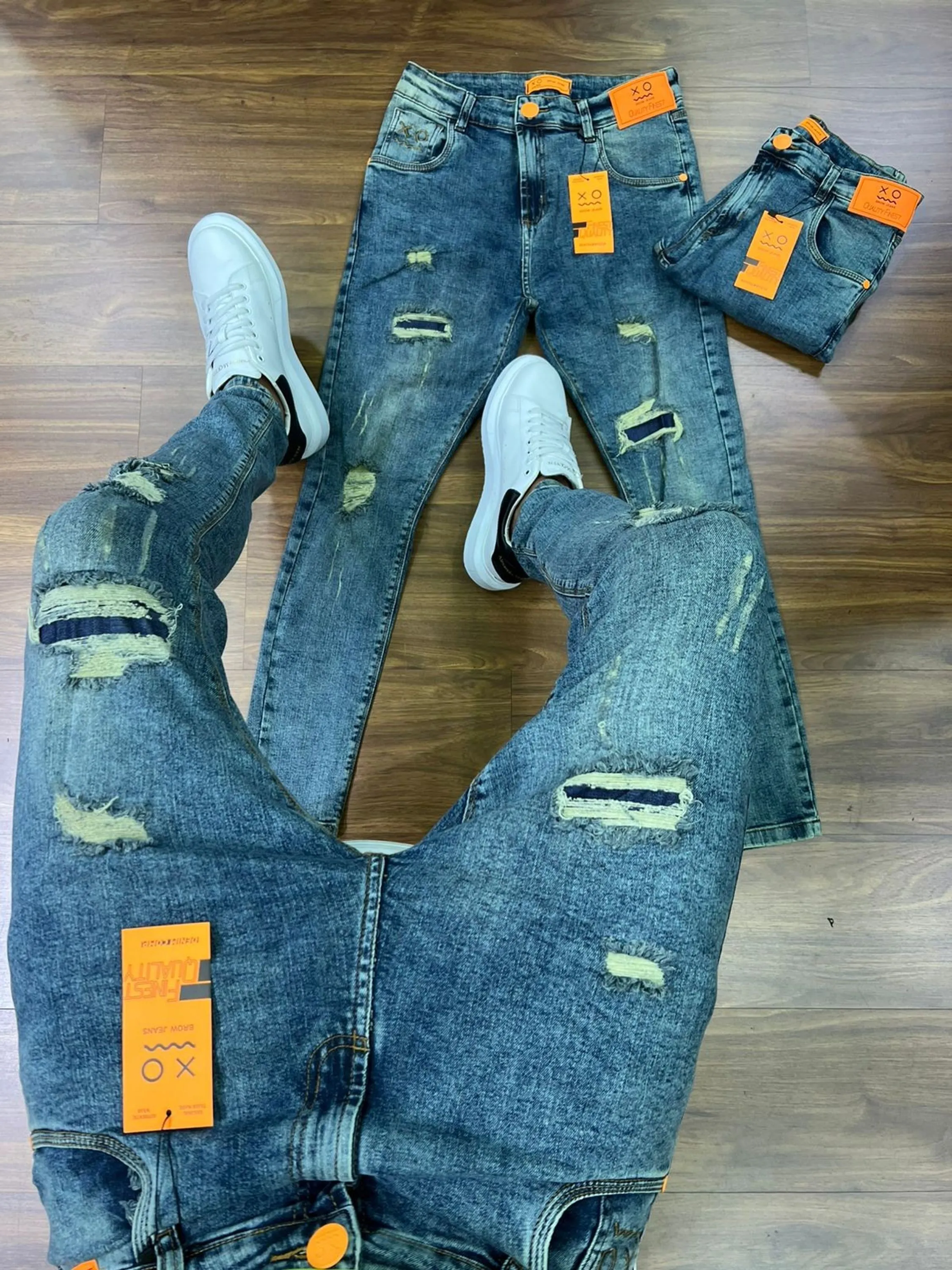 Calça Jeans  Prêmio com Elastano, a escolha perfeita para homens que buscam aliar conforto, estilo e flexibilidade. Feita com denim premium e uma dose generosa de elastano, esta calça oferece um ajuste excepcional que se adapta aos seus movimentos, proporcionando máxima liberdade e conforto. Com um design moderno e detalhes sofisticados, é ideal para quem deseja um visual elegante e casual para qualquer ocasião.  Elasticidade e Conforto: A mistura de denim premium com elastano garante uma calça que se ajusta ao corpo sem restringir os movimentos, oferecendo conforto inigualável durante todo o dia.  Estilo Versátil: O corte moderno e ajustado faz desta calça a escolha perfeita para combinar com camisetas, camisas ou blazers, permitindo transitar facilmente entre o casual e o sofisticado.  Detalhes de Alta Qualidade: Acabamentos refinados, costuras reforçadas e bolsos funcionais conferem um toque de elegância e praticidade, fazendo desta calça uma peça essencial no seu guarda-roupa.  Durabilidade Premium: Feita com materiais de alta qualidade que garantem resistência ao uso diário, mantendo a forma e o estilo impecáveis por muito mais tempo.  Adicione a calça Jogador Jeans Prêmio com Elastano ao seu carrinho agora e experimente o conforto e a elegância que você merece