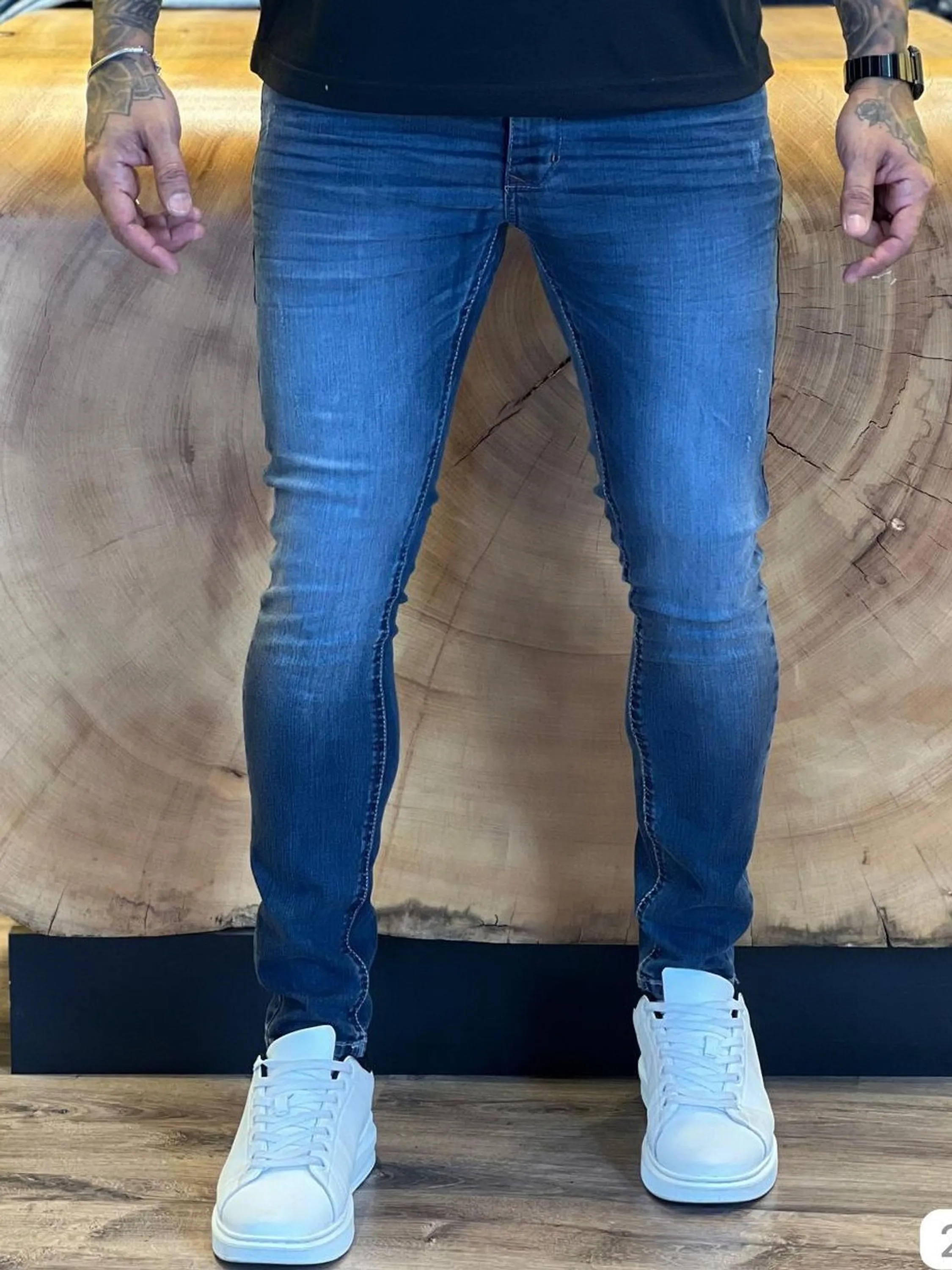 Calça Jogador Jeans Prêmio com Elastano, a escolha perfeita para homens que buscam aliar conforto, estilo e flexibilidade. Feita com denim premium e uma dose generosa de elastano, esta calça oferece um ajuste excepcional que se adapta aos seus movimentos, proporcionando máxima liberdade e conforto. Com um design moderno e detalhes sofisticados, é ideal para quem deseja um visual elegante e casual para qualquer ocasião.  Elasticidade e Conforto: A mistura de denim premium com elastano garante uma calça que se ajusta ao corpo sem restringir os movimentos, oferecendo conforto inigualável durante todo o dia.  Estilo Versátil: O corte moderno e ajustado faz desta calça a escolha perfeita para combinar com camisetas, camisas ou blazers, permitindo transitar facilmente entre o casual e o sofisticado.  Detalhes de Alta Qualidade: Acabamentos refinados, costuras reforçadas e bolsos funcionais conferem um toque de elegância e praticidade, fazendo desta calça uma peça essencial no seu guarda-roupa.  Durabilidade Premium: Feita com materiais de alta qualidade que garantem resistência ao uso diário, mantendo a forma e o estilo impecáveis por muito mais tempo.  Adicione a calça Jogador Jeans Prêmio com Elastano ao seu carrinho agora e experimente o conforto e a elegância que você merece