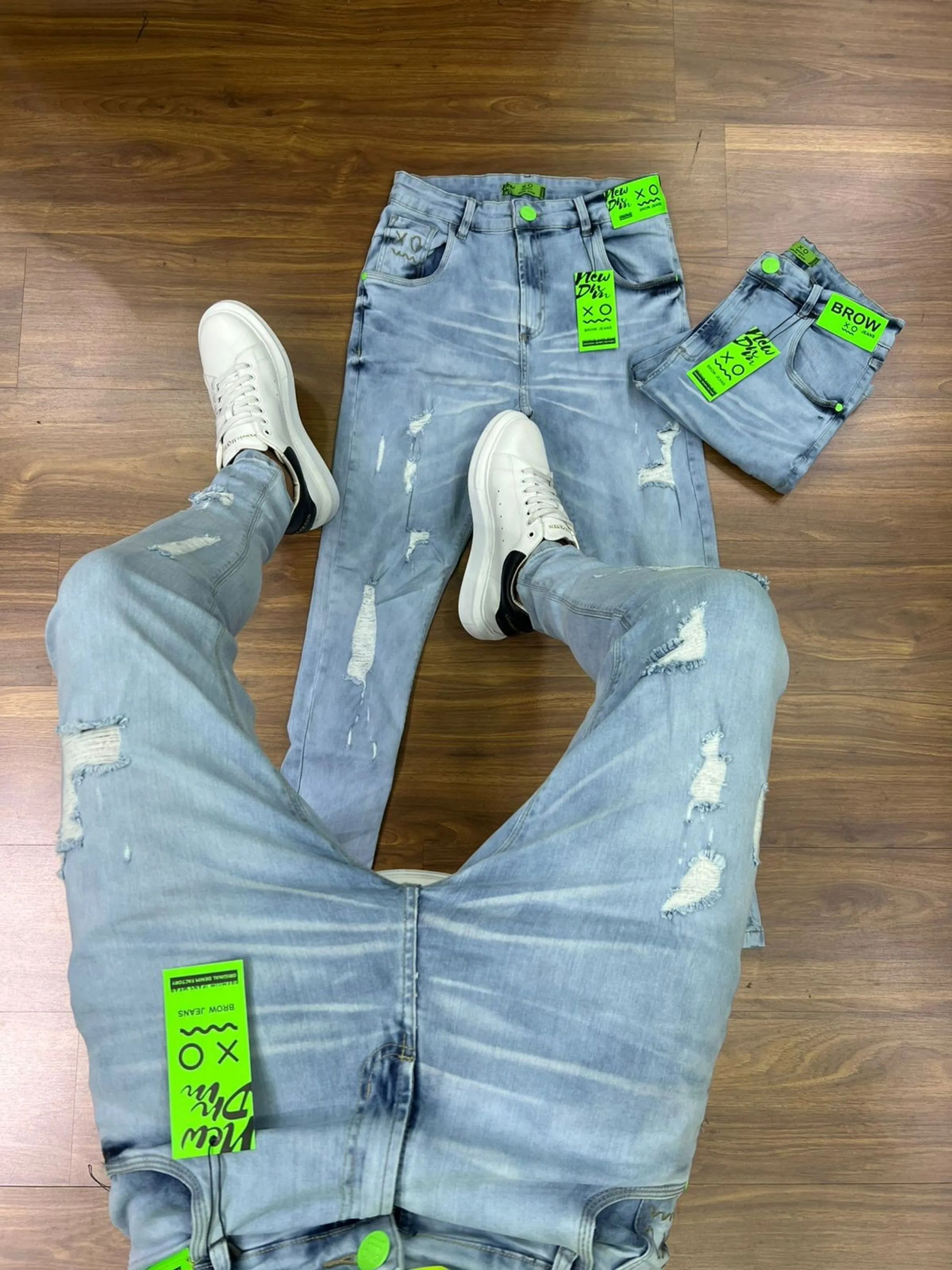 Calça Jeans  Prêmio com Elastano, a escolha perfeita para homens que buscam aliar conforto, estilo e flexibilidade. Feita com denim premium e uma dose generosa de elastano, esta calça oferece um ajuste excepcional que se adapta aos seus movimentos, proporcionando máxima liberdade e conforto. Com um design moderno e detalhes sofisticados, é ideal para quem deseja um visual elegante e casual para qualquer ocasião.  Elasticidade e Conforto: A mistura de denim premium com elastano garante uma calça que se ajusta ao corpo sem restringir os movimentos, oferecendo conforto inigualável durante todo o dia.  Estilo Versátil: O corte moderno e ajustado faz desta calça a escolha perfeita para combinar com camisetas, camisas ou blazers, permitindo transitar facilmente entre o casual e o sofisticado.  Detalhes de Alta Qualidade: Acabamentos refinados, costuras reforçadas e bolsos funcionais conferem um toque de elegância e praticidade, fazendo desta calça uma peça essencial no seu guarda-roupa.  Durabilidade Premium: Feita com materiais de alta qualidade que garantem resistência ao uso diário, mantendo a forma e o estilo impecáveis por muito mais tempo.  Adicione a calça Jogador Jeans Prêmio com Elastano ao seu carrinho agora e experimente o conforto e a elegância que você merece