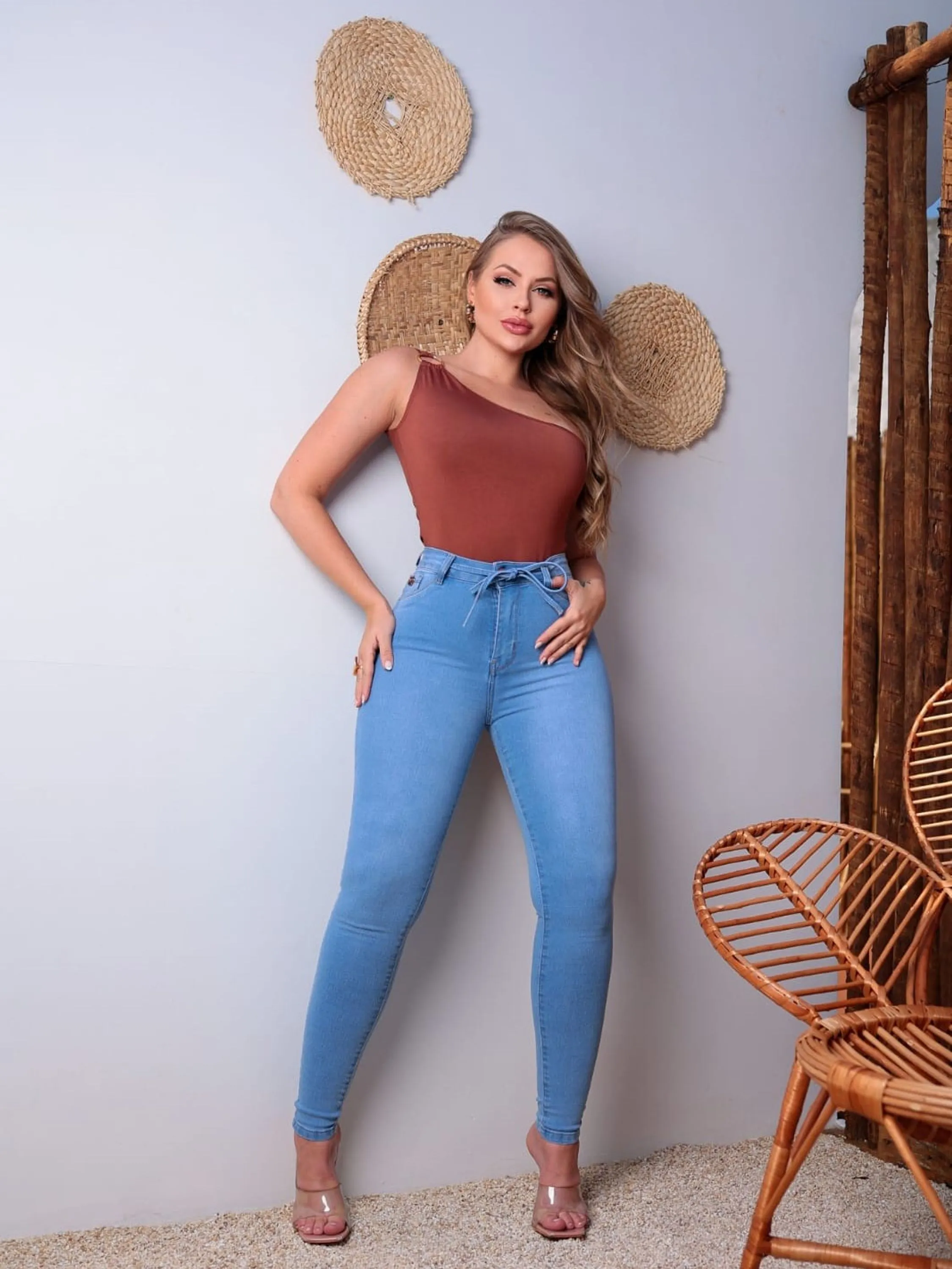 Calça skinny na lavagem clara  , vestindo super bem  ,  grade fechada do 36 ao 46 Jeans Premium.