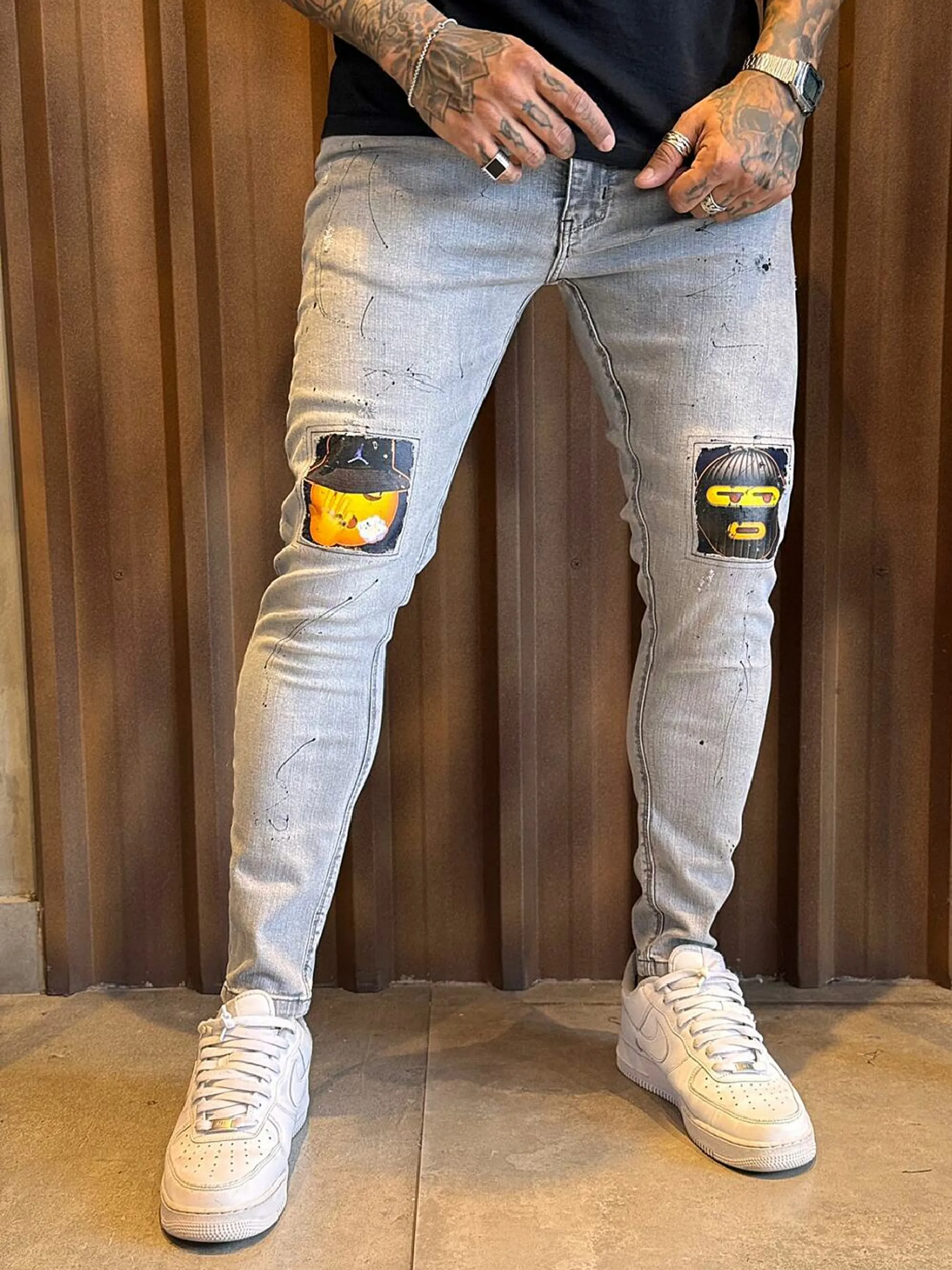 Calça Jogador Jeans Prêmio com Elastano, a escolha perfeita para homens que buscam aliar conforto, estilo e flexibilidade. Feita com denim premium e uma dose generosa de elastano, esta calça oferece um ajuste excepcional que se adapta aos seus movimentos, proporcionando máxima liberdade e conforto. Com um design moderno e detalhes sofisticados, é ideal para quem deseja um visual elegante e casual para qualquer ocasião.  Elasticidade e Conforto: A mistura de denim premium com elastano garante uma calça que se ajusta ao corpo sem restringir os movimentos, oferecendo conforto inigualável durante todo o dia.  Estilo Versátil: O corte moderno e ajustado faz desta calça a escolha perfeita para combinar com camisetas, camisas ou blazers, permitindo transitar facilmente entre o casual e o sofisticado.  Detalhes de Alta Qualidade: Acabamentos refinados, costuras reforçadas e bolsos funcionais conferem um toque de elegância e praticidade, fazendo desta calça uma peça essencial no seu guarda-roupa.  Durabilidade Premium: Feita com materiais de alta qualidade que garantem resistência ao uso diário, mantendo a forma e o estilo impecáveis por muito mais tempo.  Adicione a calça Jogador Jeans Prêmio com Elastano ao seu carrinho agora e experimente o conforto e a elegância que você merece