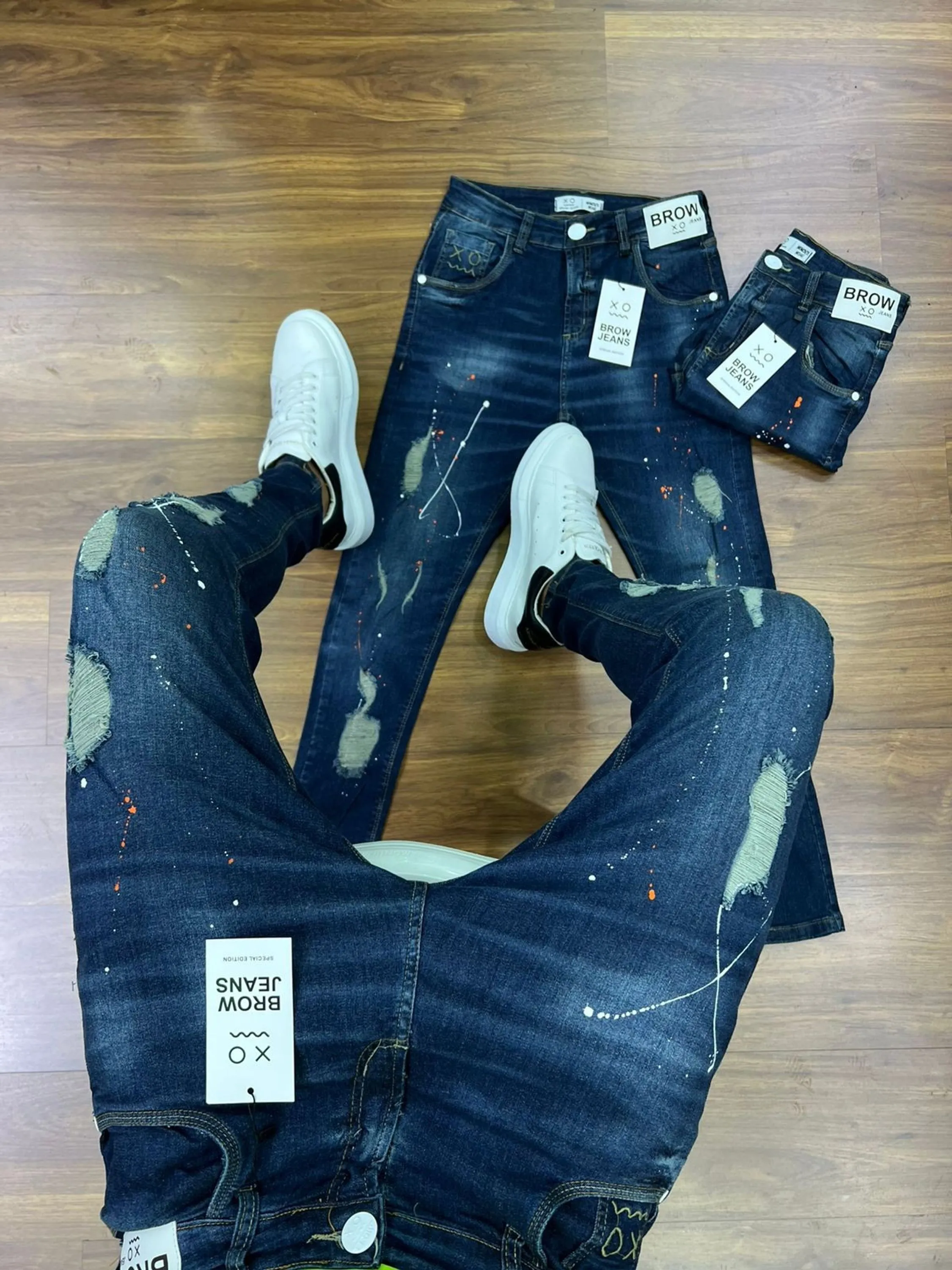 Calça Jeans  Prêmio com Elastano, a escolha perfeita para homens que buscam aliar conforto, estilo e flexibilidade. Feita com denim premium e uma dose generosa de elastano, esta calça oferece um ajuste excepcional que se adapta aos seus movimentos, proporcionando máxima liberdade e conforto. Com um design moderno e detalhes sofisticados, é ideal para quem deseja um visual elegante e casual para qualquer ocasião.  Elasticidade e Conforto: A mistura de denim premium com elastano garante uma calça que se ajusta ao corpo sem restringir os movimentos, oferecendo conforto inigualável durante todo o dia.  Estilo Versátil: O corte moderno e ajustado faz desta calça a escolha perfeita para combinar com camisetas, camisas ou blazers, permitindo transitar facilmente entre o casual e o sofisticado.  Detalhes de Alta Qualidade: Acabamentos refinados, costuras reforçadas e bolsos funcionais conferem um toque de elegância e praticidade, fazendo desta calça uma peça essencial no seu guarda-roupa.  Durabilidade Premium: Feita com materiais de alta qualidade que garantem resistência ao uso diário, mantendo a forma e o estilo impecáveis por muito mais tempo.  Adicione a calça Jogador Jeans Prêmio com Elastano ao seu carrinho agora e experimente o conforto e a elegância que você merece