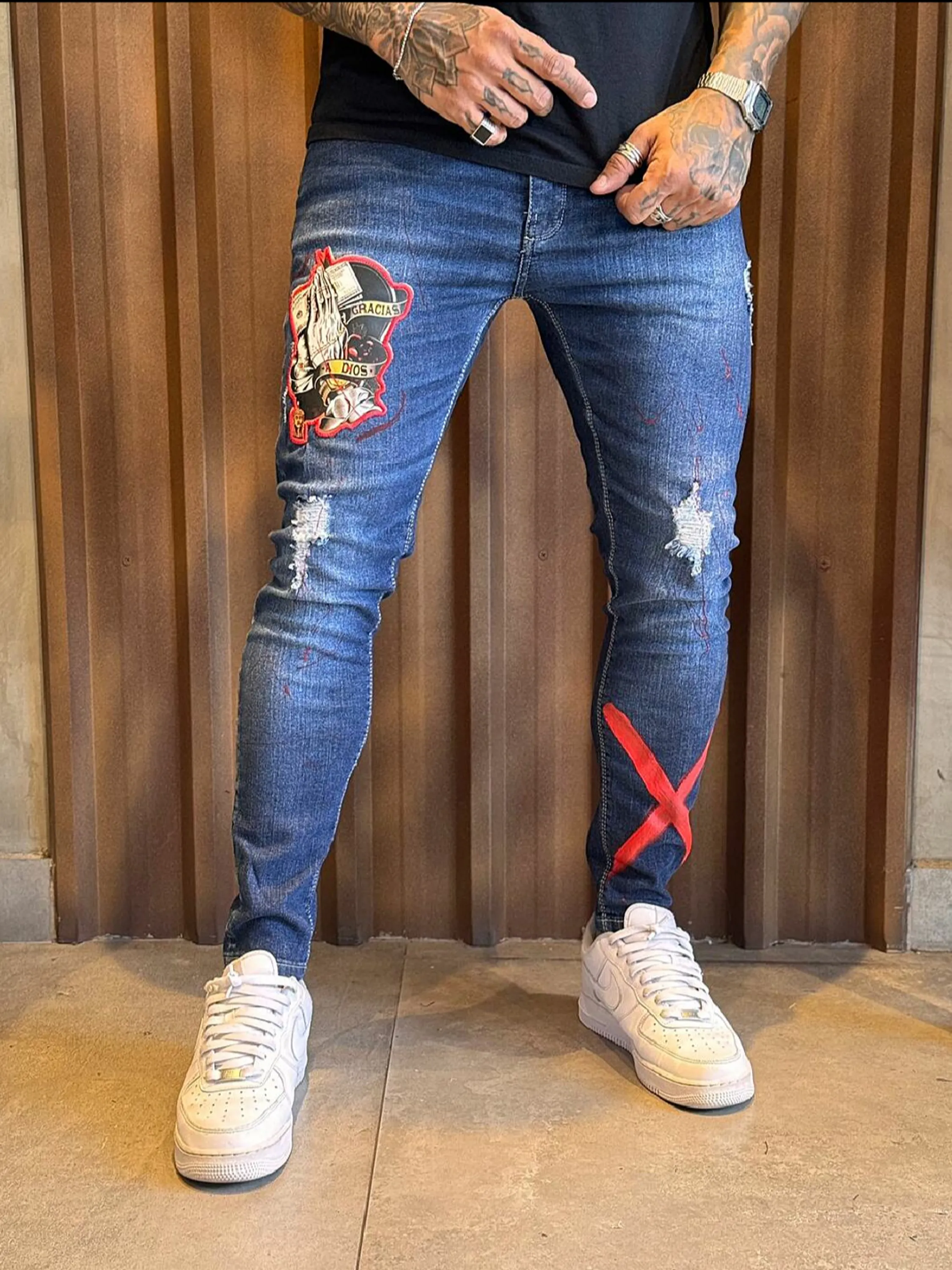 Calça Jogador Jeans Prêmio com Elastano, a escolha perfeita para homens que buscam aliar conforto, estilo e flexibilidade. Feita com denim premium e uma dose generosa de elastano, esta calça oferece um ajuste excepcional que se adapta aos seus movimentos, proporcionando máxima liberdade e conforto. Com um design moderno e detalhes sofisticados, é ideal para quem deseja um visual elegante e casual para qualquer ocasião.  Elasticidade e Conforto: A mistura de denim premium com elastano garante uma calça que se ajusta ao corpo sem restringir os movimentos, oferecendo conforto inigualável durante todo o dia.  Estilo Versátil: O corte moderno e ajustado faz desta calça a escolha perfeita para combinar com camisetas, camisas ou blazers, permitindo transitar facilmente entre o casual e o sofisticado.  Detalhes de Alta Qualidade: Acabamentos refinados, costuras reforçadas e bolsos funcionais conferem um toque de elegância e praticidade, fazendo desta calça uma peça essencial no seu guarda-roupa.  Durabilidade Premium: Feita com materiais de alta qualidade que garantem resistência ao uso diário, mantendo a forma e o estilo impecáveis por muito mais tempo.  Adicione a calça Jogador Jeans Prêmio com Elastano ao seu carrinho agora e experimente o conforto e a elegância que você merece