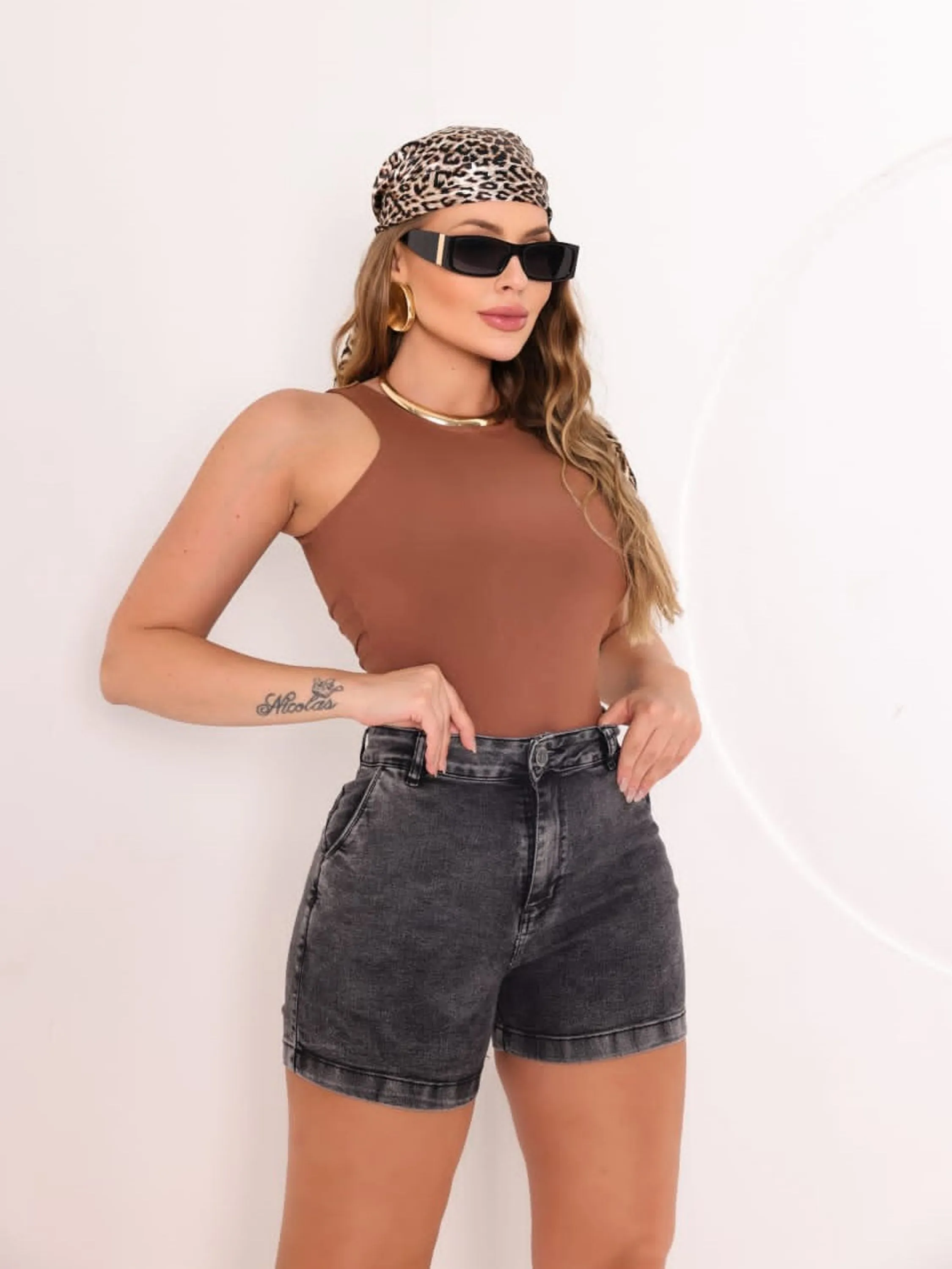 Shorts jeans bermudinha cinza  grafite com bolso faca.