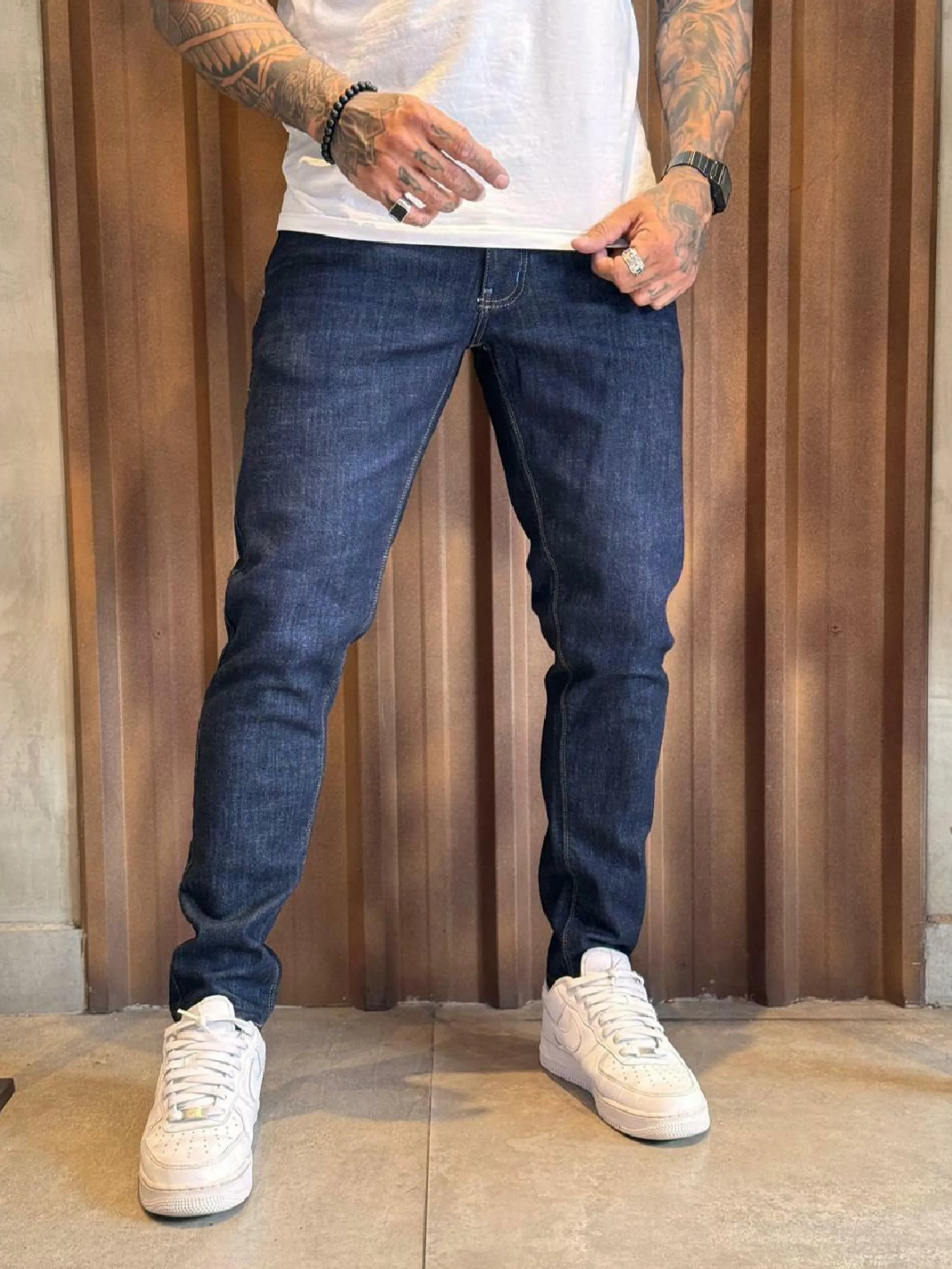 Calça Jogador Jeans Prêmio com Elastano, a escolha perfeita para homens que buscam aliar conforto, estilo e flexibilidade. Feita com denim premium e uma dose generosa de elastano, esta calça oferece um ajuste excepcional que se adapta aos seus movimentos, proporcionando máxima liberdade e conforto. Com um design moderno e detalhes sofisticados, é ideal para quem deseja um visual elegante e casual para qualquer ocasião.  Elasticidade e Conforto: A mistura de denim premium com elastano garante uma calça que se ajusta ao corpo sem restringir os movimentos, oferecendo conforto inigualável durante todo o dia.  Estilo Versátil: O corte moderno e ajustado faz desta calça a escolha perfeita para combinar com camisetas, camisas ou blazers, permitindo transitar facilmente entre o casual e o sofisticado.  Detalhes de Alta Qualidade: Acabamentos refinados, costuras reforçadas e bolsos funcionais conferem um toque de elegância e praticidade, fazendo desta calça uma peça essencial no seu guarda-roupa.  Durabilidade Premium: Feita com materiais de alta qualidade que garantem resistência ao uso diário, mantendo a forma e o estilo impecáveis por muito mais tempo.  Adicione a calça Jogador Jeans Prêmio com Elastano ao seu carrinho agora e experimente o conforto e a elegância que você merece