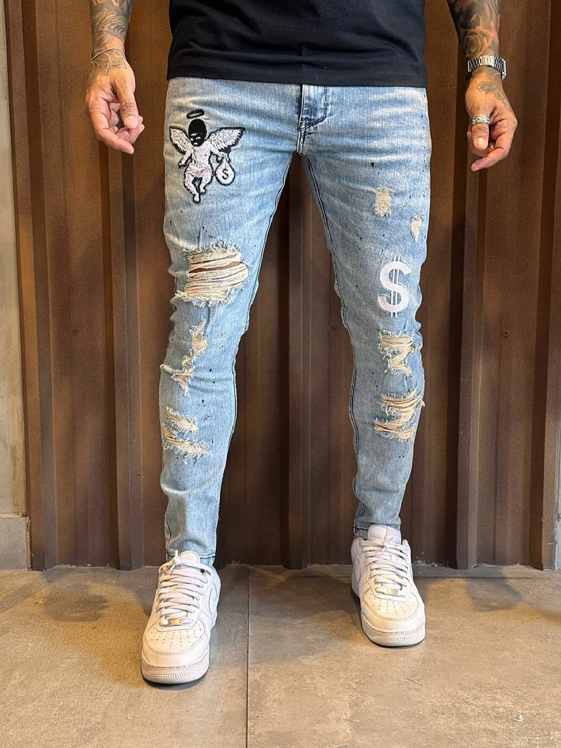 Calça Jeans  Prêmio com Elastano, a escolha perfeita para homens que buscam aliar conforto, estilo e flexibilidade. Feita com denim premium e uma dose generosa de elastano, esta calça oferece um ajuste excepcional que se adapta aos seus movimentos, proporcionando máxima liberdade e conforto. Com um design moderno e detalhes sofisticados, é ideal para quem deseja um visual elegante e casual para qualquer ocasião.  Elasticidade e Conforto: A mistura de denim premium com elastano garante uma calça que se ajusta ao corpo sem restringir os movimentos, oferecendo conforto inigualável durante todo o dia.  Estilo Versátil: O corte moderno e ajustado faz desta calça a escolha perfeita para combinar com camisetas, camisas ou blazers, permitindo transitar facilmente entre o casual e o sofisticado.  Detalhes de Alta Qualidade: Acabamentos refinados, costuras reforçadas e bolsos funcionais conferem um toque de elegância e praticidade, fazendo desta calça uma peça essencial no seu guarda-roupa.  Durabilidade Premium: Feita com materiais de alta qualidade que garantem resistência ao uso diário, mantendo a forma e o estilo impecáveis por muito mais tempo.  Adicione a calça Jogador Jeans Prêmio com Elastano ao seu carrinho agora e experimente o conforto e a elegância que você merece