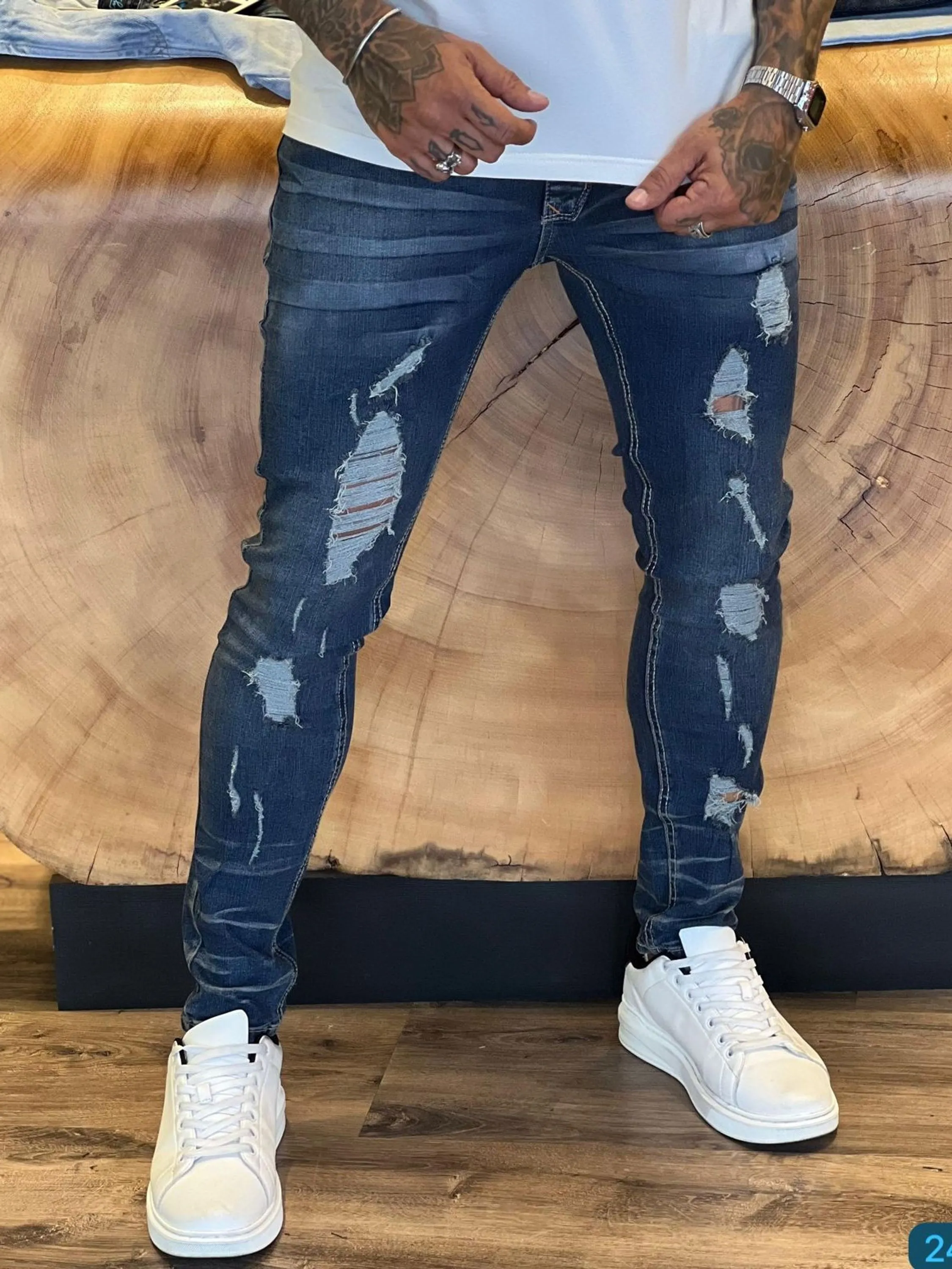 Calça Jogador Jeans Prêmio com Elastano, a escolha perfeita para homens que buscam aliar conforto, estilo e flexibilidade. Feita com denim premium e uma dose generosa de elastano, esta calça oferece um ajuste excepcional que se adapta aos seus movimentos, proporcionando máxima liberdade e conforto. Com um design moderno e detalhes sofisticados, é ideal para quem deseja um visual elegante e casual para qualquer ocasião.  Elasticidade e Conforto: A mistura de denim premium com elastano garante uma calça que se ajusta ao corpo sem restringir os movimentos, oferecendo conforto inigualável durante todo o dia.  Estilo Versátil: O corte moderno e ajustado faz desta calça a escolha perfeita para combinar com camisetas, camisas ou blazers, permitindo transitar facilmente entre o casual e o sofisticado.  Detalhes de Alta Qualidade: Acabamentos refinados, costuras reforçadas e bolsos funcionais conferem um toque de elegância e praticidade, fazendo desta calça uma peça essencial no seu guarda-roupa.  Durabilidade Premium: Feita com materiais de alta qualidade que garantem resistência ao uso diário, mantendo a forma e o estilo impecáveis por muito mais tempo.  Adicione a calça Jogador Jeans Prêmio com Elastano ao seu carrinho agora e experimente o conforto e a elegância que você merece