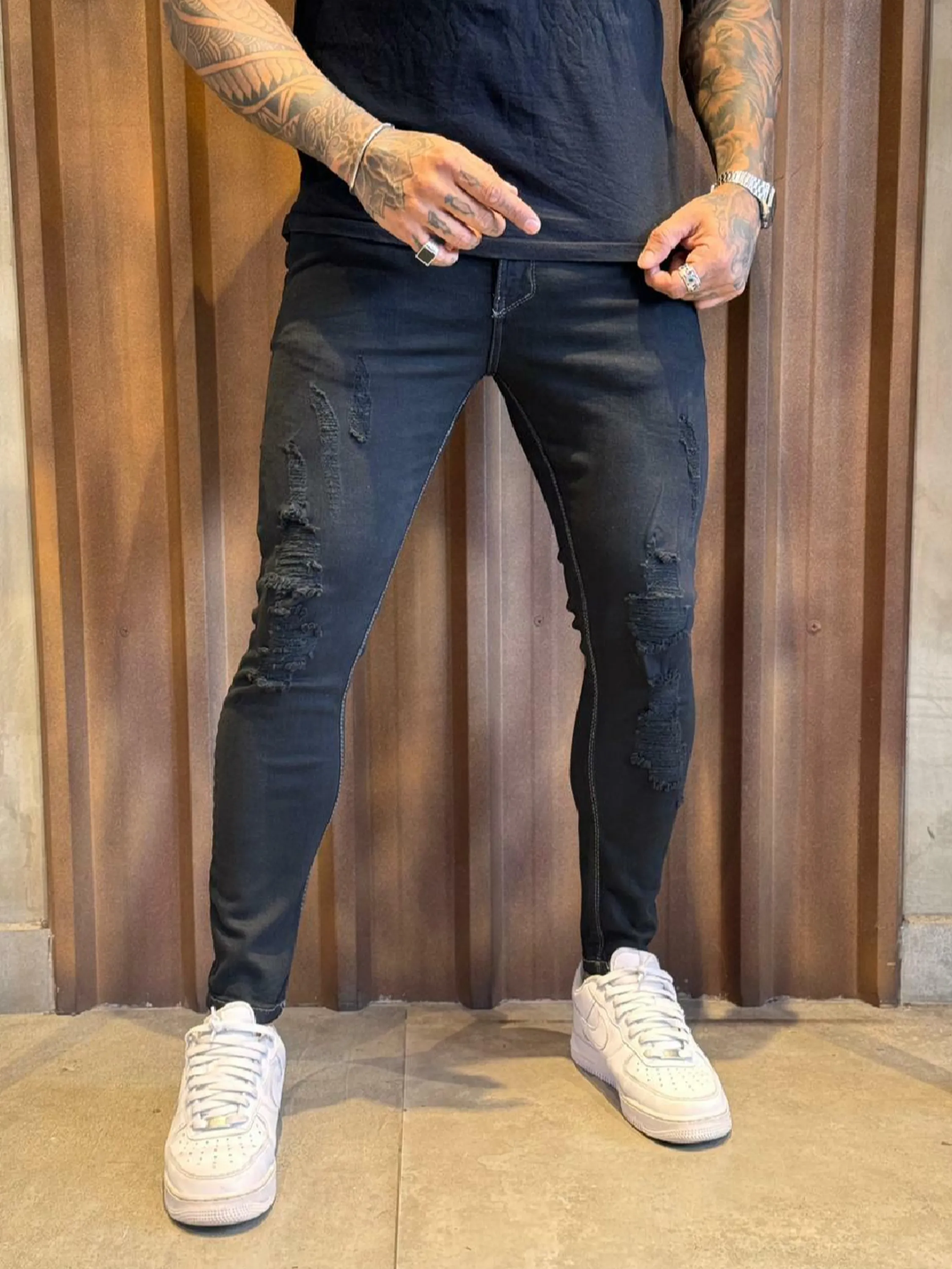 Calça Jogador Jeans Prêmio com Elastano, a escolha perfeita para homens que buscam aliar conforto, estilo e flexibilidade. Feita com denim premium e uma dose generosa de elastano, esta calça oferece um ajuste excepcional que se adapta aos seus movimentos, proporcionando máxima liberdade e conforto. Com um design moderno e detalhes sofisticados, é ideal para quem deseja um visual elegante e casual para qualquer ocasião.  Elasticidade e Conforto: A mistura de denim premium com elastano garante uma calça que se ajusta ao corpo sem restringir os movimentos, oferecendo conforto inigualável durante todo o dia.  Estilo Versátil: O corte moderno e ajustado faz desta calça a escolha perfeita para combinar com camisetas, camisas ou blazers, permitindo transitar facilmente entre o casual e o sofisticado.  Detalhes de Alta Qualidade: Acabamentos refinados, costuras reforçadas e bolsos funcionais conferem um toque de elegância e praticidade, fazendo desta calça uma peça essencial no seu guarda-roupa.  Durabilidade Premium: Feita com materiais de alta qualidade que garantem resistência ao uso diário, mantendo a forma e o estilo impecáveis por muito mais tempo.  Adicione a calça Jogador Jeans Prêmio com Elastano ao seu carrinho agora e experimente o conforto e a elegância que você merece