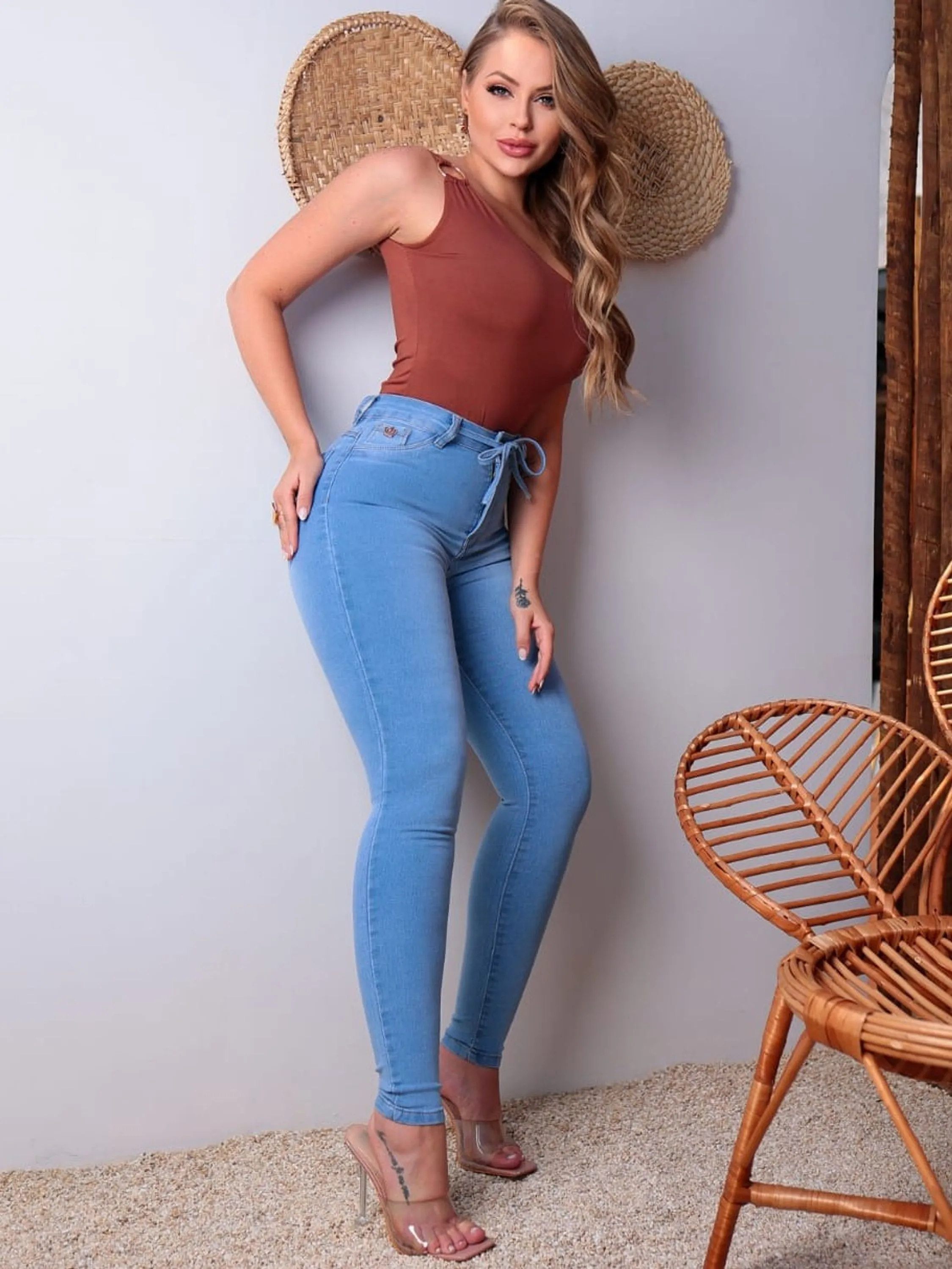 Calça skinny na lavagem clara  , vestindo super bem  ,  grade fechada do 36 ao 46 Jeans Premium.