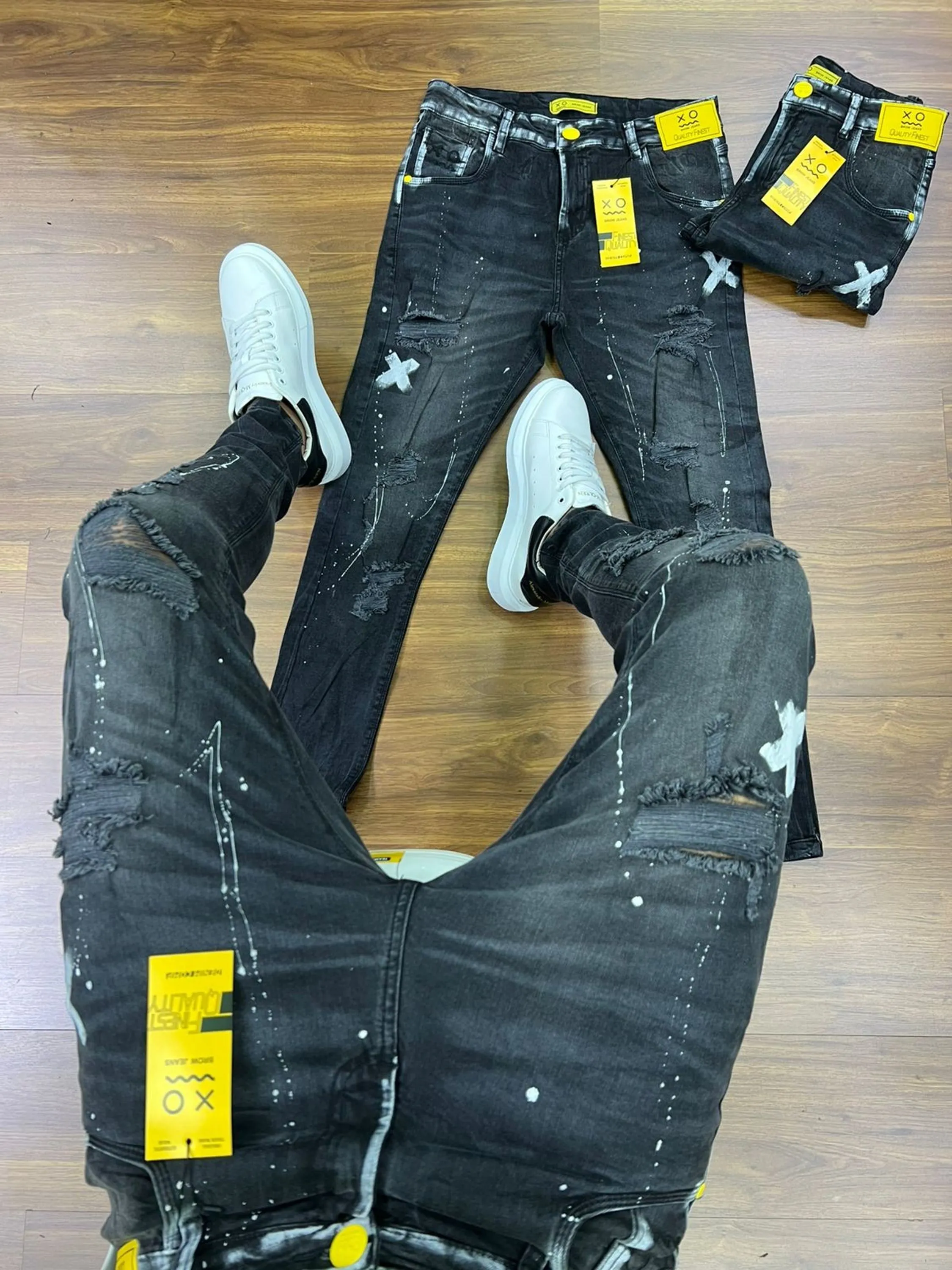 Calça Jeans  Prêmio com Elastano, a escolha perfeita para homens que buscam aliar conforto, estilo e flexibilidade. Feita com denim premium e uma dose generosa de elastano, esta calça oferece um ajuste excepcional que se adapta aos seus movimentos, proporcionando máxima liberdade e conforto. Com um design moderno e detalhes sofisticados, é ideal para quem deseja um visual elegante e casual para qualquer ocasião.  Elasticidade e Conforto: A mistura de denim premium com elastano garante uma calça que se ajusta ao corpo sem restringir os movimentos, oferecendo conforto inigualável durante todo o dia.  Estilo Versátil: O corte moderno e ajustado faz desta calça a escolha perfeita para combinar com camisetas, camisas ou blazers, permitindo transitar facilmente entre o casual e o sofisticado.  Detalhes de Alta Qualidade: Acabamentos refinados, costuras reforçadas e bolsos funcionais conferem um toque de elegância e praticidade, fazendo desta calça uma peça essencial no seu guarda-roupa.  Durabilidade Premium: Feita com materiais de alta qualidade que garantem resistência ao uso diário, mantendo a forma e o estilo impecáveis por muito mais tempo.  Adicione a calça Jogador Jeans Prêmio com Elastano ao seu carrinho agora e experimente o conforto e a elegância que você merece