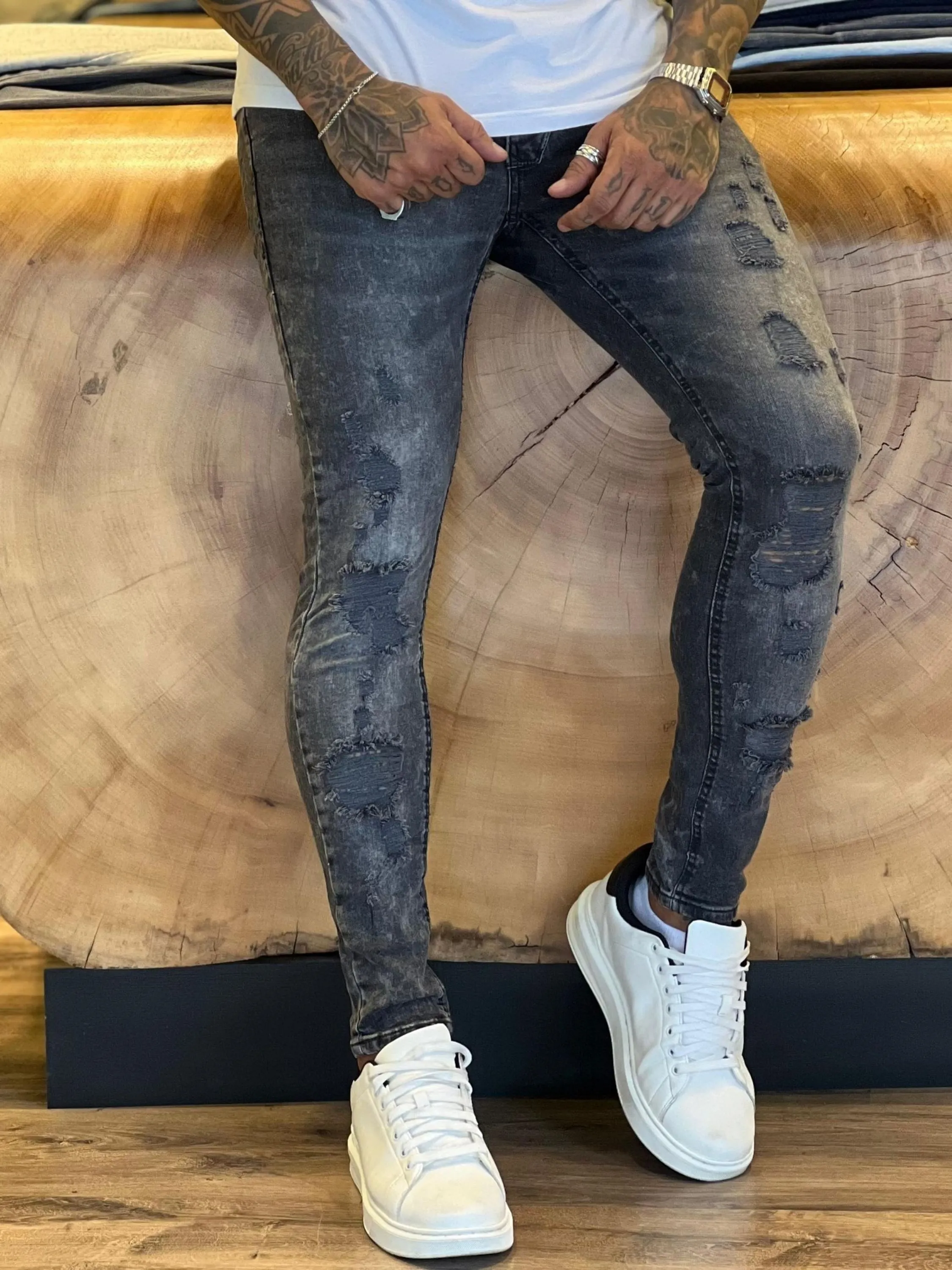 Calça Jogador Jeans Prêmio com Elastano, a escolha perfeita para homens que buscam aliar conforto, estilo e flexibilidade. Feita com denim premium e uma dose generosa de elastano, esta calça oferece um ajuste excepcional que se adapta aos seus movimentos, proporcionando máxima liberdade e conforto. Com um design moderno e detalhes sofisticados, é ideal para quem deseja um visual elegante e casual para qualquer ocasião.  Elasticidade e Conforto: A mistura de denim premium com elastano garante uma calça que se ajusta ao corpo sem restringir os movimentos, oferecendo conforto inigualável durante todo o dia.  Estilo Versátil: O corte moderno e ajustado faz desta calça a escolha perfeita para combinar com camisetas, camisas ou blazers, permitindo transitar facilmente entre o casual e o sofisticado.  Detalhes de Alta Qualidade: Acabamentos refinados, costuras reforçadas e bolsos funcionais conferem um toque de elegância e praticidade, fazendo desta calça uma peça essencial no seu guarda-roupa.  Durabilidade Premium: Feita com materiais de alta qualidade que garantem resistência ao uso diário, mantendo a forma e o estilo impecáveis por muito mais tempo.  Adicione a calça Jogador Jeans Prêmio com Elastano ao seu carrinho agora e experimente o conforto e a elegância que você merece