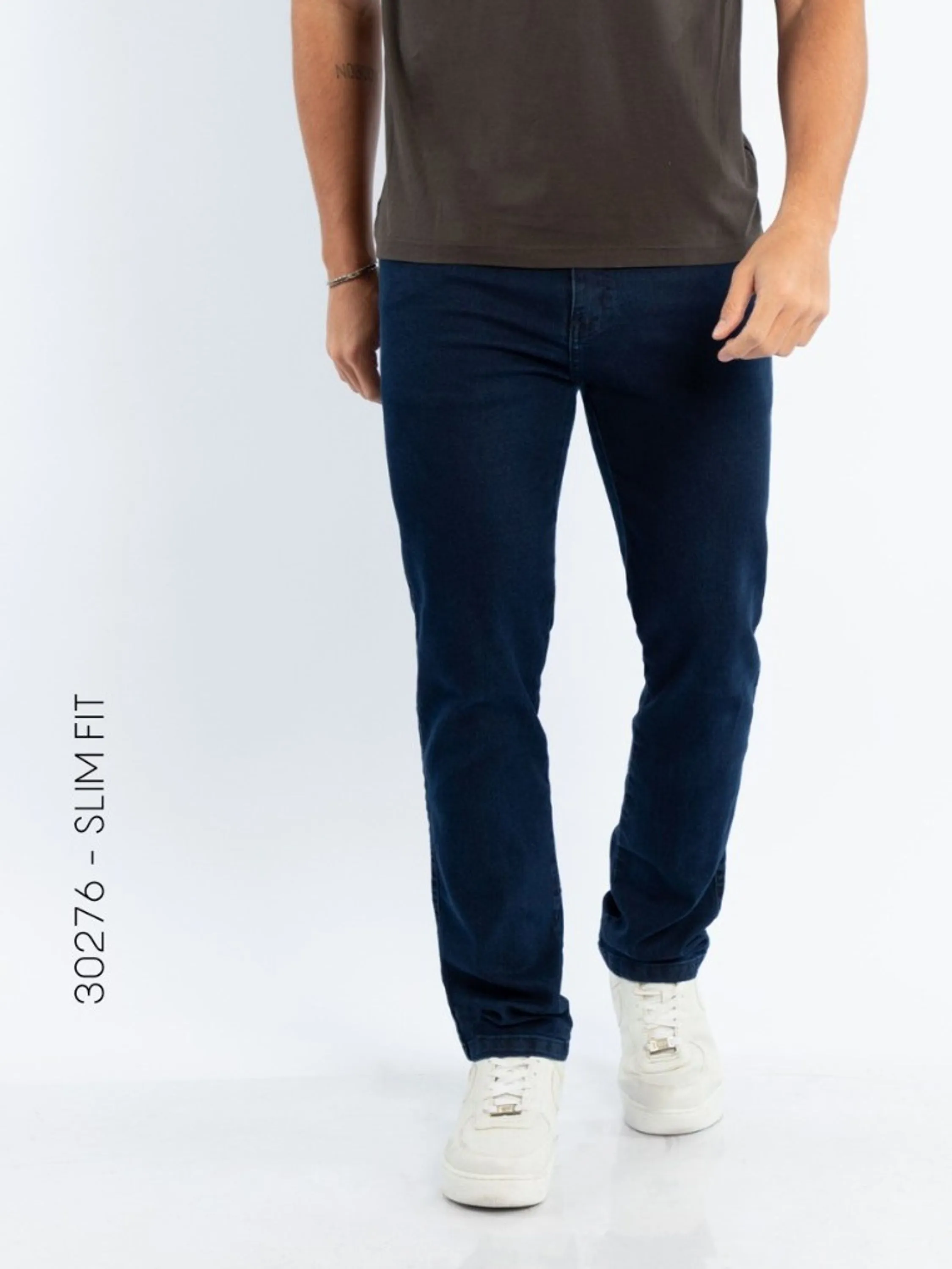 Calça Jeans Masculina Biotipo  Calça slim fit masculina, feita em algodão, poliéster e elastano de lavagem escura . Possui forro de bolso. *Zíper e botão frontal *Pala reta *Bolsos ... diversos modelos disponíveis