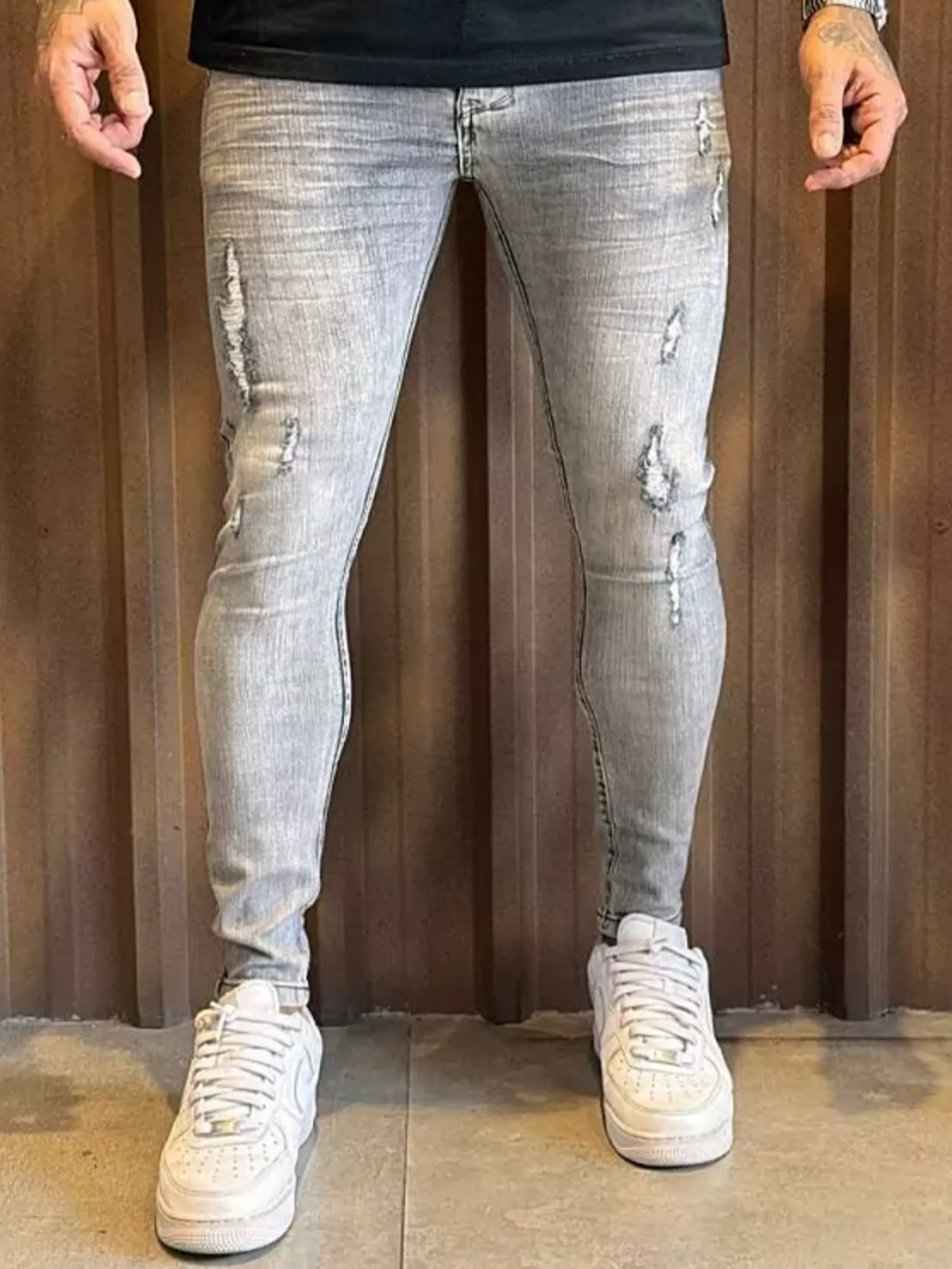 calça jeans cinza com destroyed