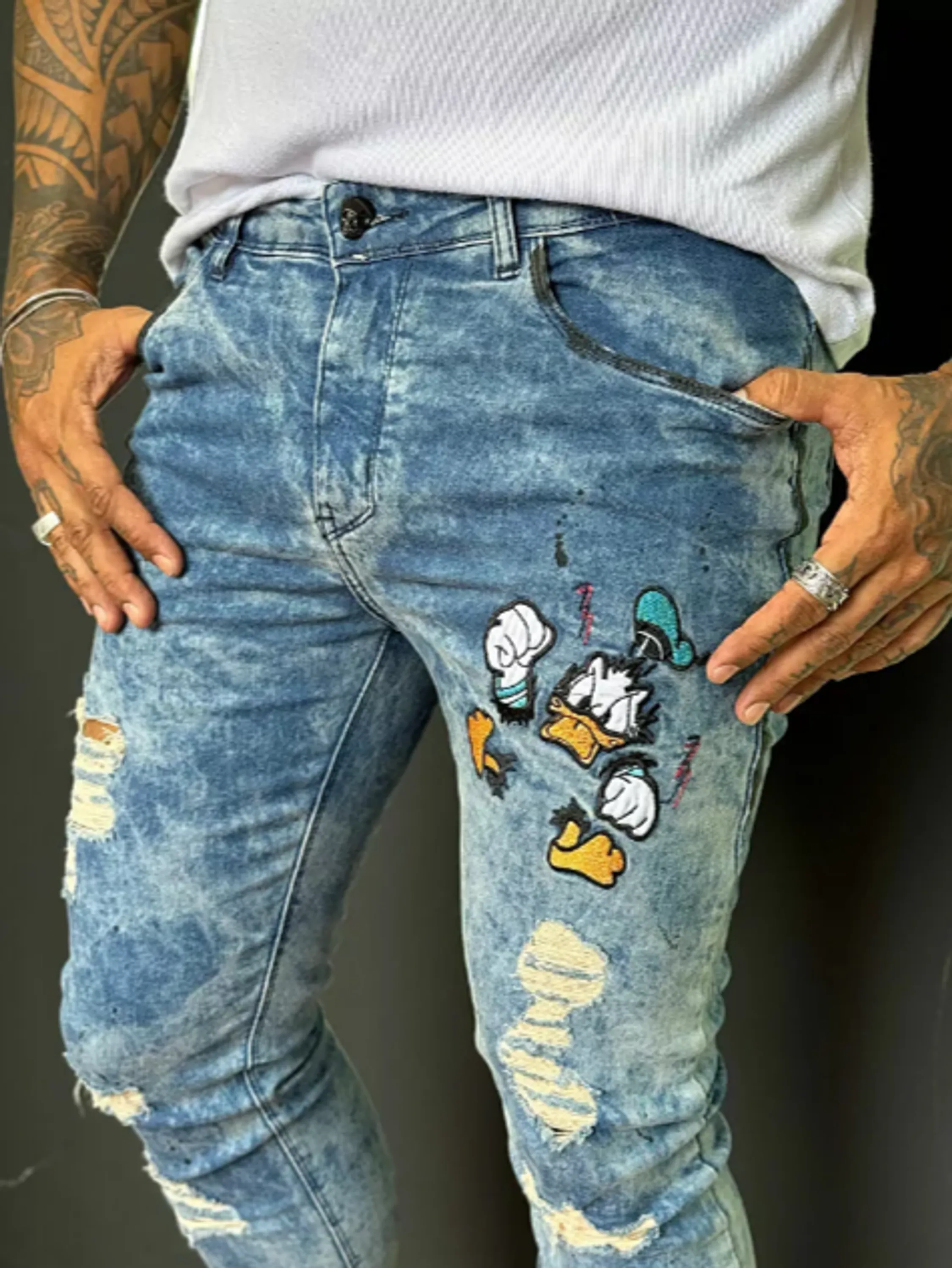 Calça Jogador Jeans Prêmio com Elastano, a escolha perfeita para homens que buscam aliar conforto, estilo e flexibilidade. Feita com denim premium e uma dose generosa de elastano, esta calça oferece um ajuste excepcional que se adapta aos seus movimentos, proporcionando máxima liberdade e conforto. Com um design moderno e detalhes sofisticados, é ideal para quem deseja um visual elegante e casual para qualquer ocasião.  Elasticidade e Conforto: A mistura de denim premium com elastano garante uma calça que se ajusta ao corpo sem restringir os movimentos, oferecendo conforto inigualável durante todo o dia.  Estilo Versátil: O corte moderno e ajustado faz desta calça a escolha perfeita para combinar com camisetas, camisas ou blazers, permitindo transitar facilmente entre o casual e o sofisticado.  Detalhes de Alta Qualidade: Acabamentos refinados, costuras reforçadas e bolsos funcionais conferem um toque de elegância e praticidade, fazendo desta calça uma peça essencial no seu guarda-roupa.  Durabilidade Premium: Feita com materiais de alta qualidade que garantem resistência ao uso diário, mantendo a forma e o estilo impecáveis por muito mais tempo.  Adicione a calça Jogador Jeans Prêmio com Elastano ao seu carrinho agora e experimente o conforto e a elegância que você merece