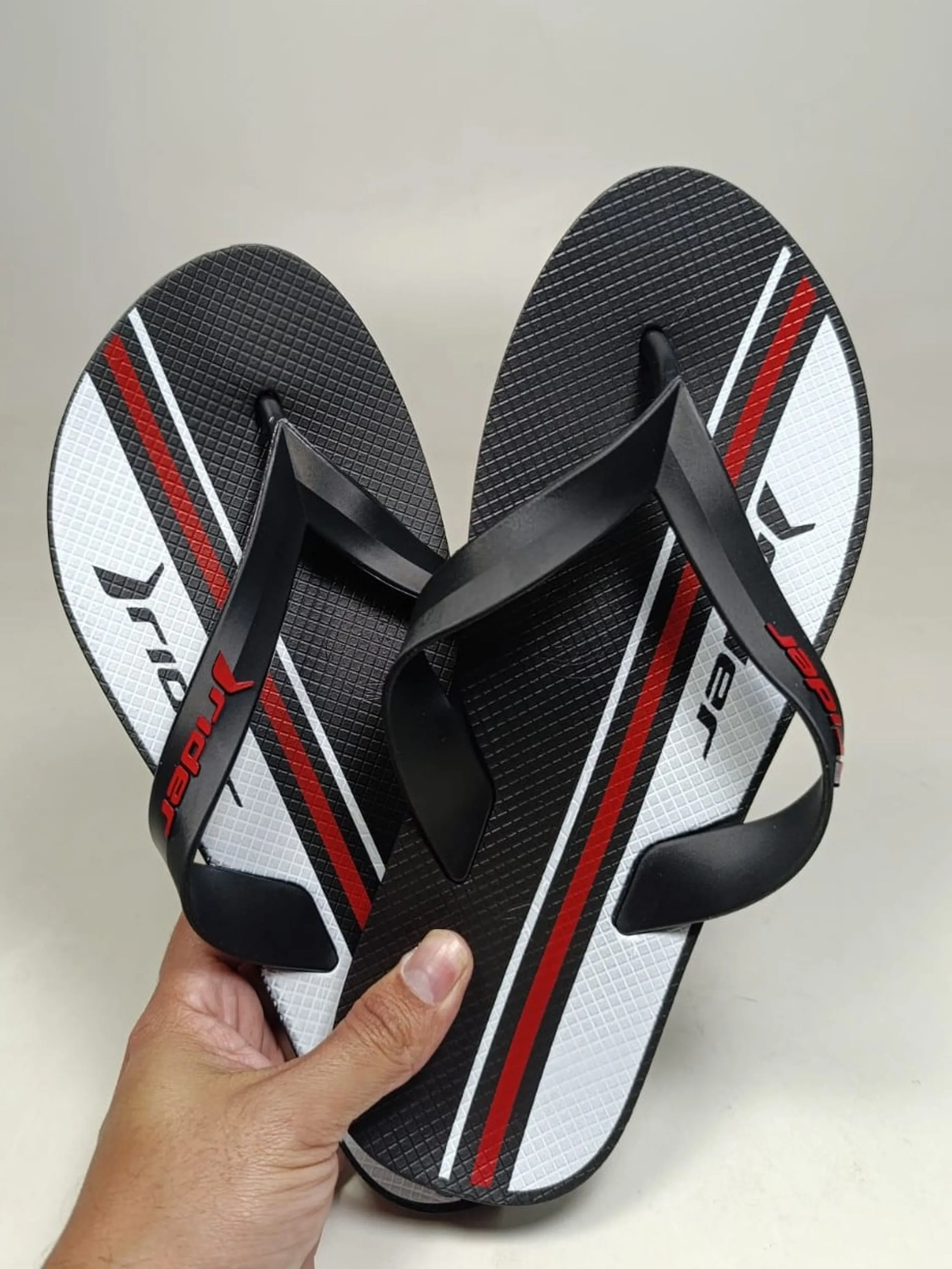 Chinelo Rider feel urbana preto com branco  masculino.