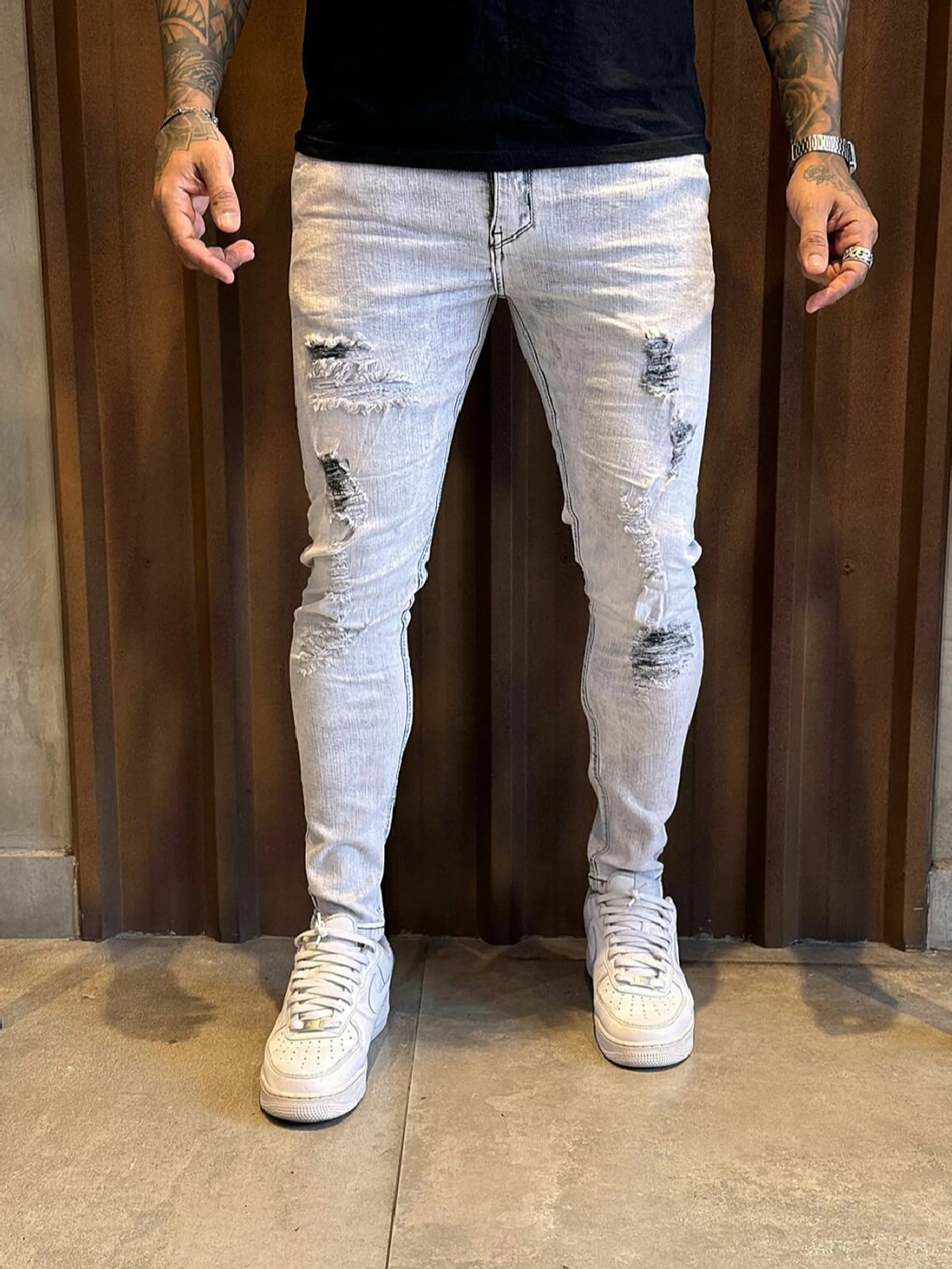 Calça Jogador Jeans Prêmio com Elastano, a escolha perfeita para homens que buscam aliar conforto, estilo e flexibilidade. Feita com denim premium e uma dose generosa de elastano, esta calça oferece um ajuste excepcional que se adapta aos seus movimentos, proporcionando máxima liberdade e conforto. Com um design moderno e detalhes sofisticados, é ideal para quem deseja um visual elegante e casual para qualquer ocasião.  Elasticidade e Conforto: A mistura de denim premium com elastano garante uma calça que se ajusta ao corpo sem restringir os movimentos, oferecendo conforto inigualável durante todo o dia.  Estilo Versátil: O corte moderno e ajustado faz desta calça a escolha perfeita para combinar com camisetas, camisas ou blazers, permitindo transitar facilmente entre o casual e o sofisticado.  Detalhes de Alta Qualidade: Acabamentos refinados, costuras reforçadas e bolsos funcionais conferem um toque de elegância e praticidade, fazendo desta calça uma peça essencial no seu guarda-roupa.  Durabilidade Premium: Feita com materiais de alta qualidade que garantem resistência ao uso diário, mantendo a forma e o estilo impecáveis por muito mais tempo.