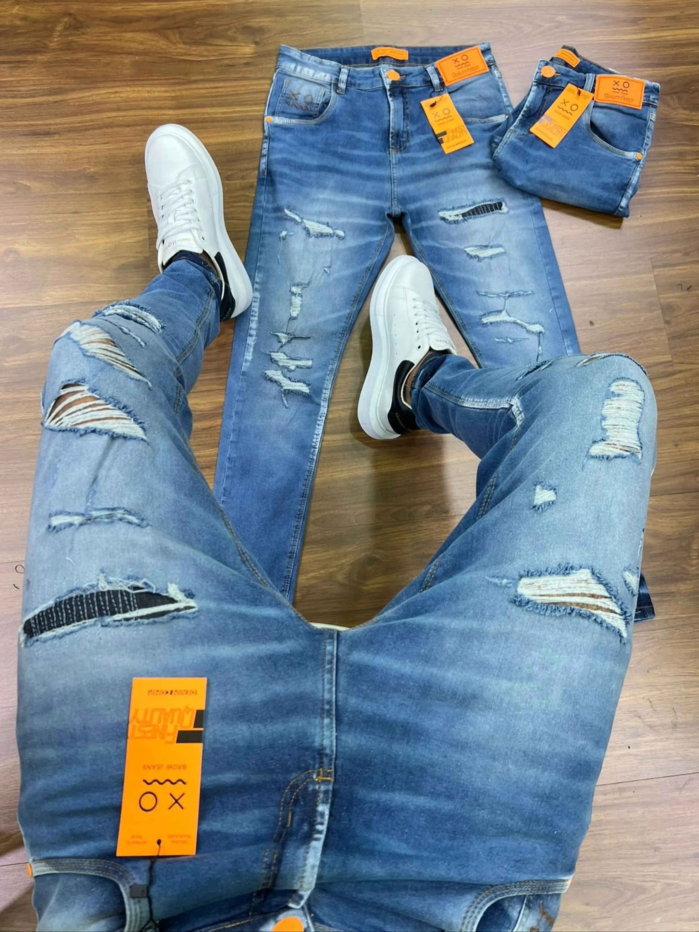 Calça Jogador Jeans Prêmio com Elastano, a escolha perfeita para homens que buscam aliar conforto, estilo e flexibilidade. Feita com denim premium e uma dose generosa de elastano, esta calça oferece um ajuste excepcional que se adapta aos seus movimentos, proporcionando máxima liberdade e conforto. Com um design moderno e detalhes sofisticados, é ideal para quem deseja um visual elegante e casual para qualquer ocasião.  Elasticidade e Conforto: A mistura de denim premium com elastano garante uma calça que se ajusta ao corpo sem restringir os movimentos, oferecendo conforto inigualável durante todo o dia.  Estilo Versátil: O corte moderno e ajustado faz desta calça a escolha perfeita para combinar com camisetas, camisas ou blazers, permitindo transitar facilmente entre o casual e o sofisticado.  Detalhes de Alta Qualidade: Acabamentos refinados, costuras reforçadas e bolsos funcionais conferem um toque de elegância e praticidade, fazendo desta calça uma peça essencial no seu guarda-roupa.  Durabilidade Premium: Feita com materiais de alta qualidade que garantem resistência ao uso diário, mantendo a forma e o estilo impecáveis por muito mais tempo.  Adicione a calça Jogador Jeans Prêmio com Elastano ao seu carrinho agora e experimente o conforto e a elegância que você merece