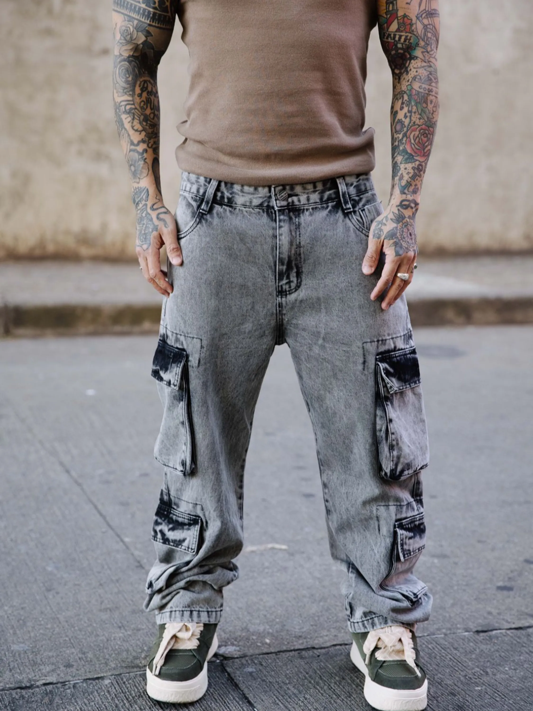Calça jeans cargo com quatro bolsos