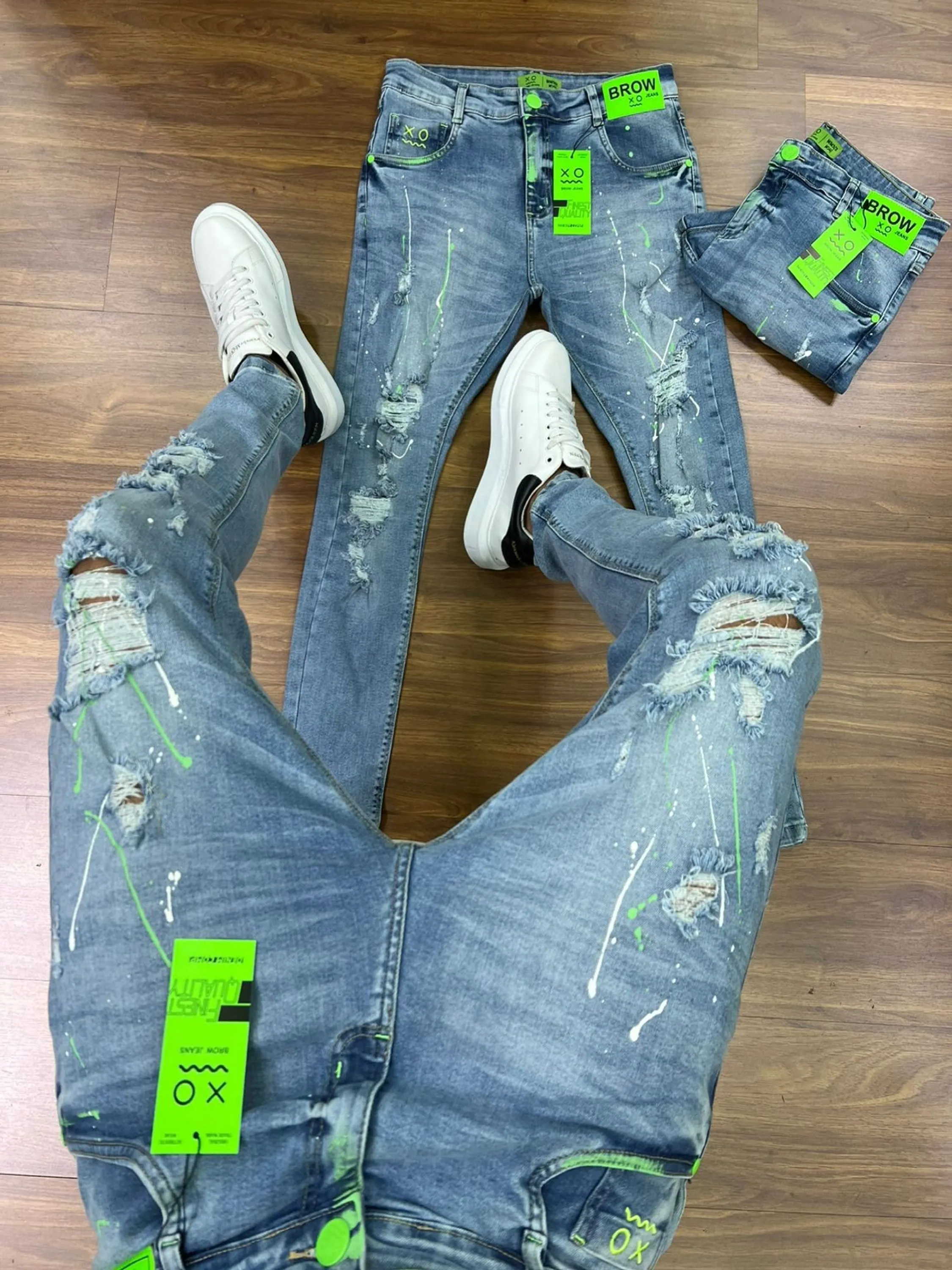 Calça Jeans  Prêmio com Elastano, a escolha perfeita para homens que buscam aliar conforto, estilo e flexibilidade. Feita com denim premium e uma dose generosa de elastano, esta calça oferece um ajuste excepcional que se adapta aos seus movimentos, proporcionando máxima liberdade e conforto. Com um design moderno e detalhes sofisticados, é ideal para quem deseja um visual elegante e casual para qualquer ocasião.  Elasticidade e Conforto: A mistura de denim premium com elastano garante uma calça que se ajusta ao corpo sem restringir os movimentos, oferecendo conforto inigualável durante todo o dia.  Estilo Versátil: O corte moderno e ajustado faz desta calça a escolha perfeita para combinar com camisetas, camisas ou blazers, permitindo transitar facilmente entre o casual e o sofisticado.  Detalhes de Alta Qualidade: Acabamentos refinados, costuras reforçadas e bolsos funcionais conferem um toque de elegância e praticidade, fazendo desta calça uma peça essencial no seu guarda-roupa.  Durabilidade Premium: Feita com materiais de alta qualidade que garantem resistência ao uso diário, mantendo a forma e o estilo impecáveis por muito mais tempo.  Adicione a calça Jogador Jeans Prêmio com Elastano ao seu carrinho agora e experimente o conforto e a elegância que você merece