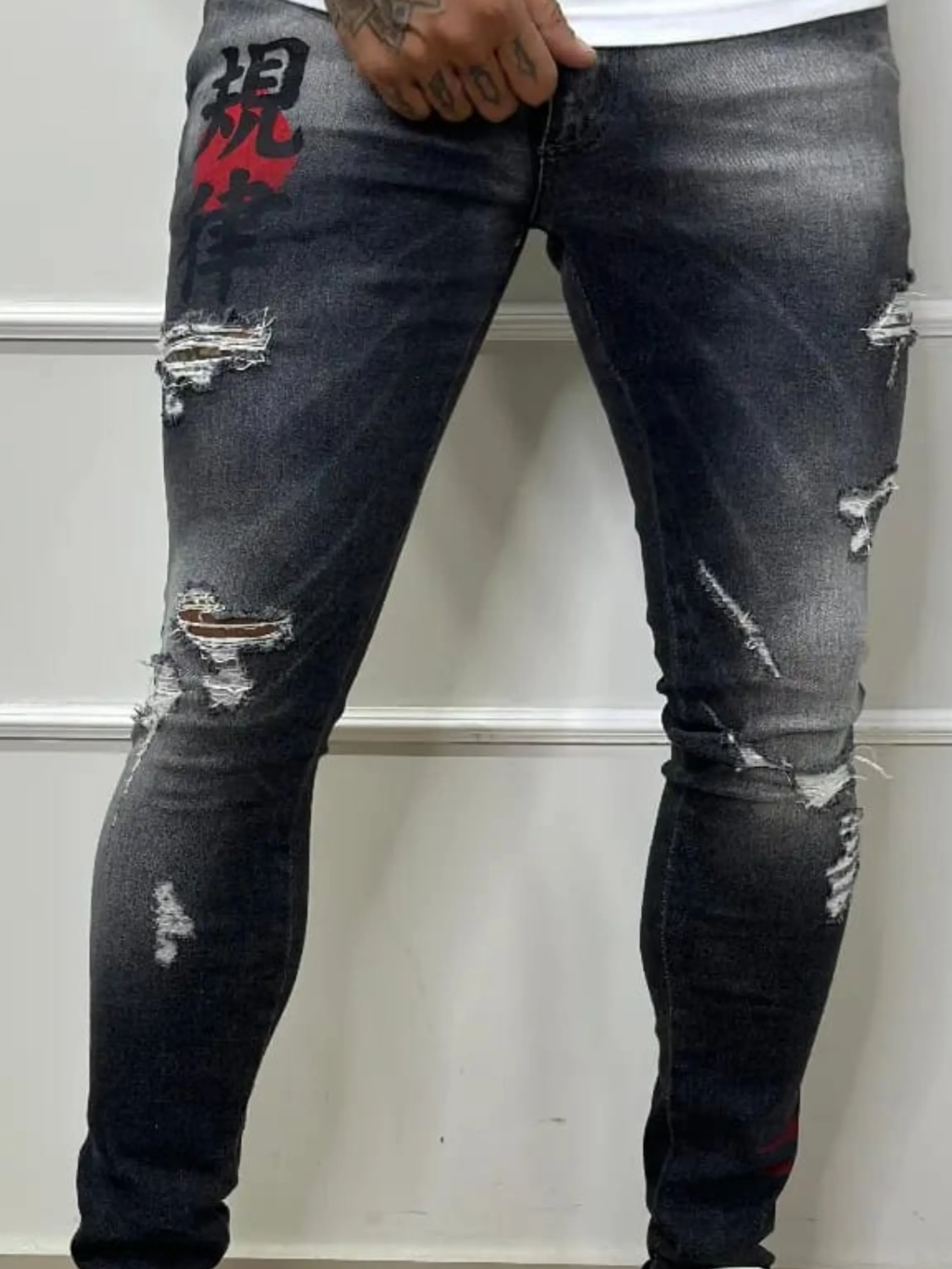 Calça Jeans  Prêmio com Elastano, a escolha perfeita para homens que buscam aliar conforto, estilo e flexibilidade. Feita com denim premium e uma dose generosa de elastano, esta calça oferece um ajuste excepcional que se adapta aos seus movimentos, proporcionando máxima liberdade e conforto. Com um design moderno e detalhes sofisticados, é ideal para quem deseja um visual elegante e casual para qualquer ocasião.  Elasticidade e Conforto: A mistura de denim premium com elastano garante uma calça que se ajusta ao corpo sem restringir os movimentos, oferecendo conforto inigualável durante todo o dia.  Estilo Versátil: O corte moderno e ajustado faz desta calça a escolha perfeita para combinar com camisetas, camisas ou blazers, permitindo transitar facilmente entre o casual e o sofisticado.  Detalhes de Alta Qualidade: Acabamentos refinados, costuras reforçadas e bolsos funcionais conferem um toque de elegância e praticidade, fazendo desta calça uma peça essencial no seu guarda-roupa.  Durabilidade Premium: Feita com materiais de alta qualidade que garantem resistência ao uso diário, mantendo a forma e o estilo impecáveis por muito mais tempo.  Adicione a calça Jogador Jeans Prêmio com Elastano ao seu carrinho agora e experimente o conforto e a elegância que você merece