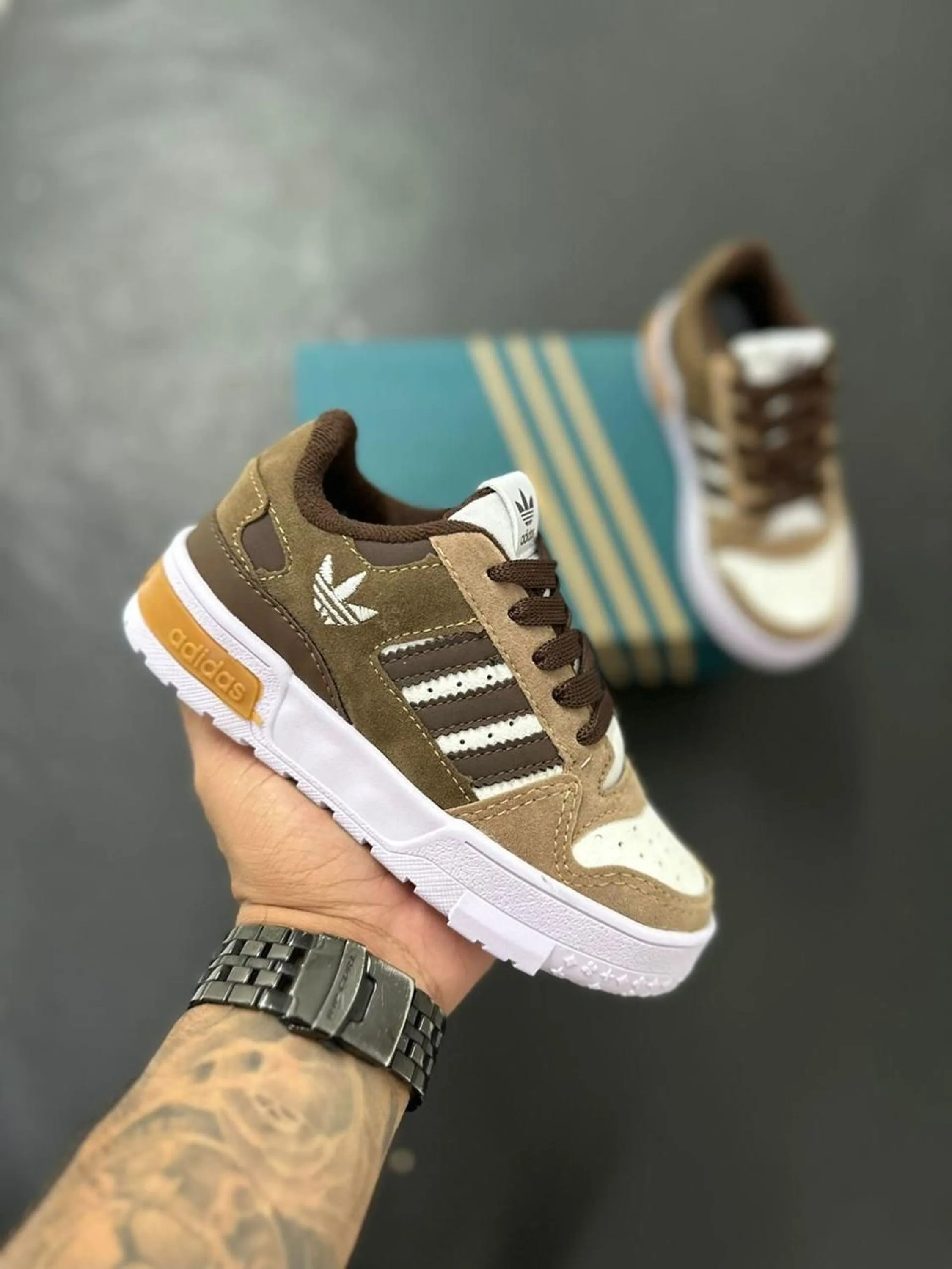 Adidas fórum infantil 
Disponível - 26 ao 33
Atacado no kit com 12 pares dividido nas cores e tamanhos