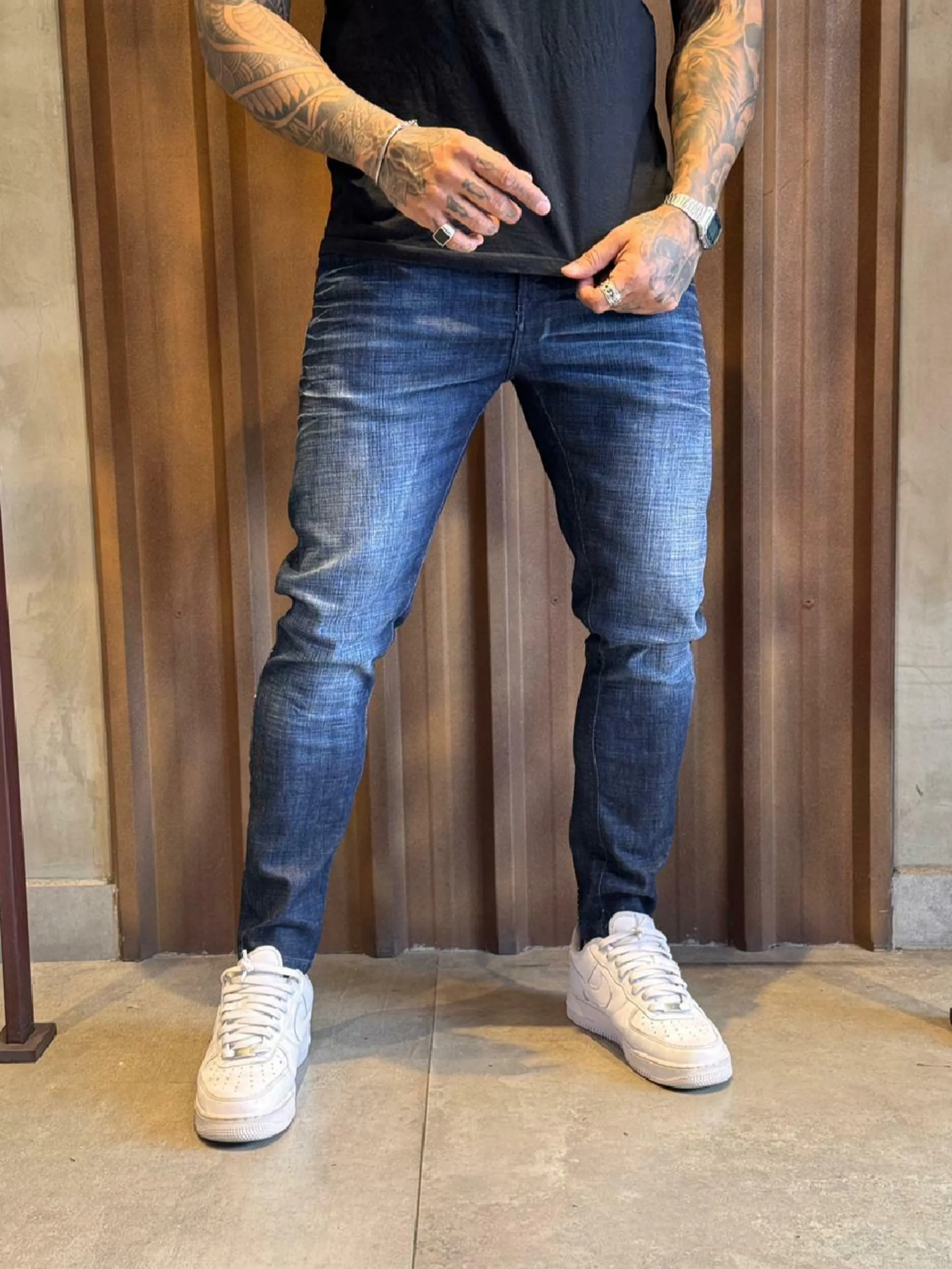 Calça Jogador Jeans Prêmio com Elastano, a escolha perfeita para homens que buscam aliar conforto, estilo e flexibilidade. Feita com denim premium e uma dose generosa de elastano, esta calça oferece um ajuste excepcional que se adapta aos seus movimentos, proporcionando máxima liberdade e conforto. Com um design moderno e detalhes sofisticados, é ideal para quem deseja um visual elegante e casual para qualquer ocasião.  Elasticidade e Conforto: A mistura de denim premium com elastano garante uma calça que se ajusta ao corpo sem restringir os movimentos, oferecendo conforto inigualável durante todo o dia.  Estilo Versátil: O corte moderno e ajustado faz desta calça a escolha perfeita para combinar com camisetas, camisas ou blazers, permitindo transitar facilmente entre o casual e o sofisticado.  Detalhes de Alta Qualidade: Acabamentos refinados, costuras reforçadas e bolsos funcionais conferem um toque de elegância e praticidade, fazendo desta calça uma peça essencial no seu guarda-roupa.  Durabilidade Premium: Feita com materiais de alta qualidade que garantem resistência ao uso diário, mantendo a forma e o estilo impecáveis por muito mais tempo.  Adicione a calça Jogador Jeans Prêmio com Elastano ao seu carrinho agora e experimente o conforto e a elegância que você merece