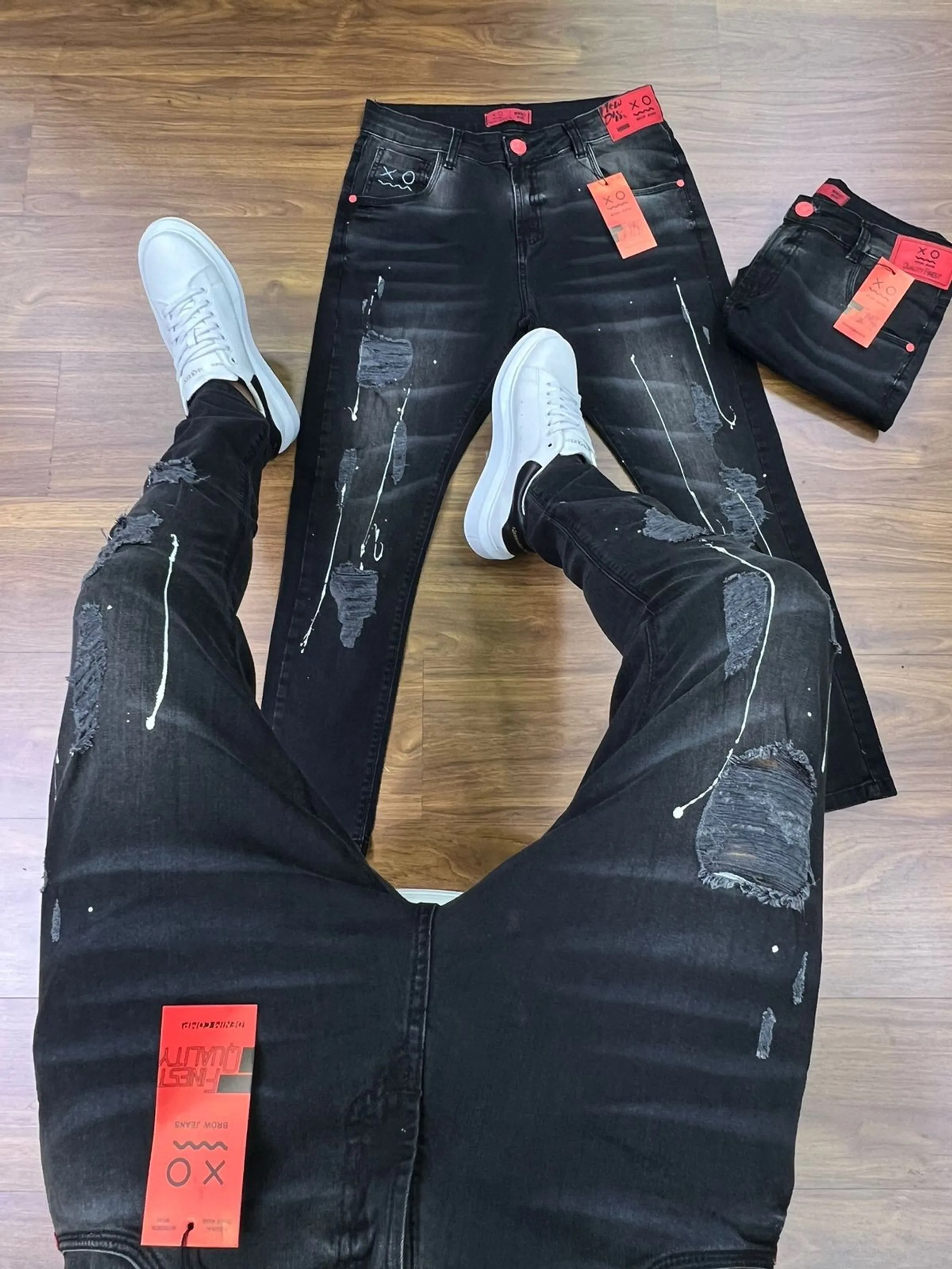 Calça Jogador Jeans Prêmio com Elastano, a escolha perfeita para homens que buscam aliar conforto, estilo e flexibilidade. Feita com denim premium e uma dose generosa de elastano, esta calça oferece um ajuste excepcional que se adapta aos seus movimentos, proporcionando máxima liberdade e conforto. Com um design moderno e detalhes sofisticados, é ideal para quem deseja um visual elegante e casual para qualquer ocasião.  Elasticidade e Conforto: A mistura de denim premium com elastano garante uma calça que se ajusta ao corpo sem restringir os movimentos, oferecendo conforto inigualável durante todo o dia.  Estilo Versátil: O corte moderno e ajustado faz desta calça a escolha perfeita para combinar com camisetas, camisas ou blazers, permitindo transitar facilmente entre o casual e o sofisticado.  Detalhes de Alta Qualidade: Acabamentos refinados, costuras reforçadas e bolsos funcionais conferem um toque de elegância e praticidade, fazendo desta calça uma peça essencial no seu guarda-roupa.  Durabilidade Premium: Feita com materiais de alta qualidade que garantem resistência ao uso diário, mantendo a forma e o estilo impecáveis por muito mais tempo.  Adicione a calça Jogador Jeans Prêmio com Elastano ao seu carrinho agora e experimente o conforto e a elegância que você merece