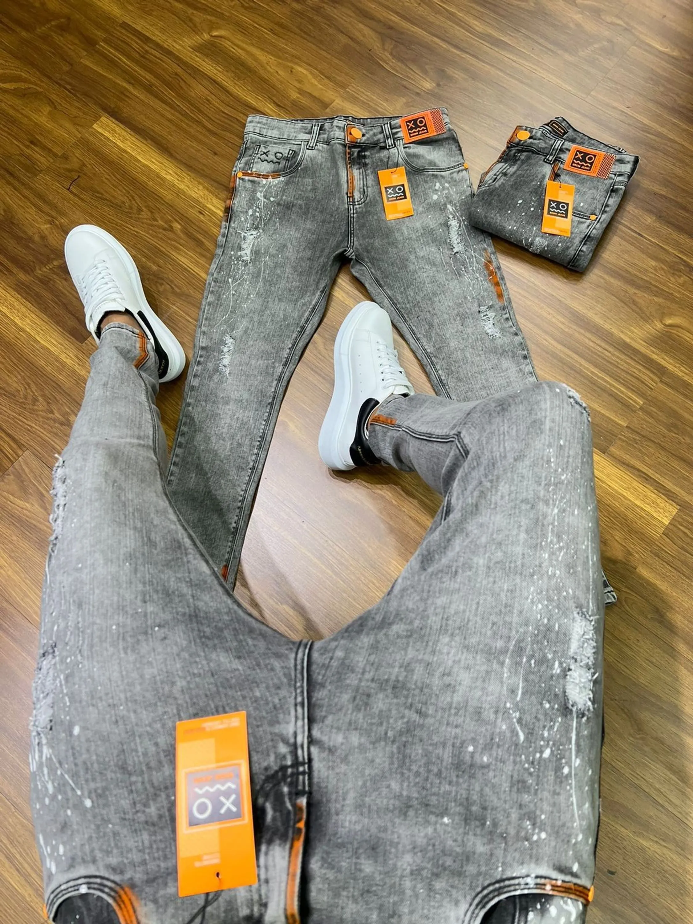 Calça Jogador Jeans Prêmio com Elastano, a escolha perfeita para homens que buscam aliar conforto, estilo e flexibilidade. Feita com denim premium e uma dose generosa de elastano, esta calça oferece um ajuste excepcional que se adapta aos seus movimentos, proporcionando máxima liberdade e conforto. Com um design moderno e detalhes sofisticados, é ideal para quem deseja um visual elegante e casual para qualquer ocasião.  Elasticidade e Conforto.